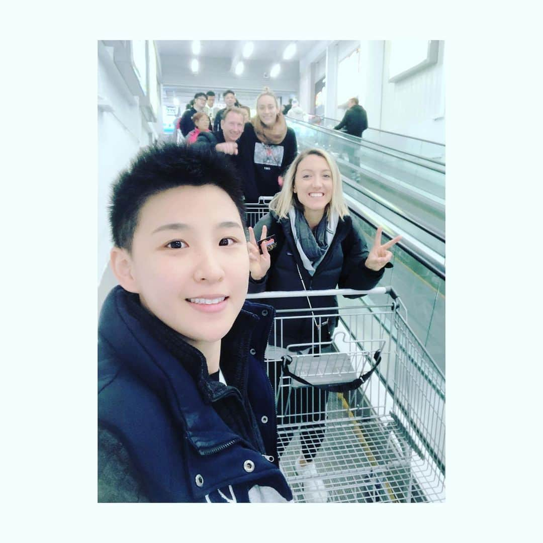 ジョーダン・ラーソンさんのインスタグラム写真 - (ジョーダン・ラーソンInstagram)「Today was such a great day with fantastic people. Nothing says home like a run to Costco & Starbucks. To top things off, I was able to bring home a small Christmas 🎄!」12月4日 21時06分 - gov1007