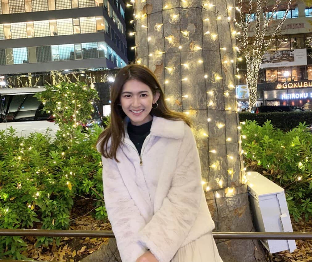 のインスタグラム：「あちらこちらでイルミネーションが点灯してて ほんとに綺麗！💓 冬が一番好きだなぁ❄️ . . . #outer#coat#tarajarmon  #タラジャーモン#ファーコート @tarajarmon_jp 初下ろしのエコファーコート✨ このモコモコ感大好き❤️❤️ . . 娘もチェックのコートを初下ろし❤️ #コート #キッズコート #チェックコート @canoha_closet . . #fashion#ootd#ootdfashion#mama #kidsfashion #ilumination#tokyo #ファッション#コーデ#ファーコートコーデ #ママコーデ#キッズコーデ #イルミネーション#表参道#出没率高め」