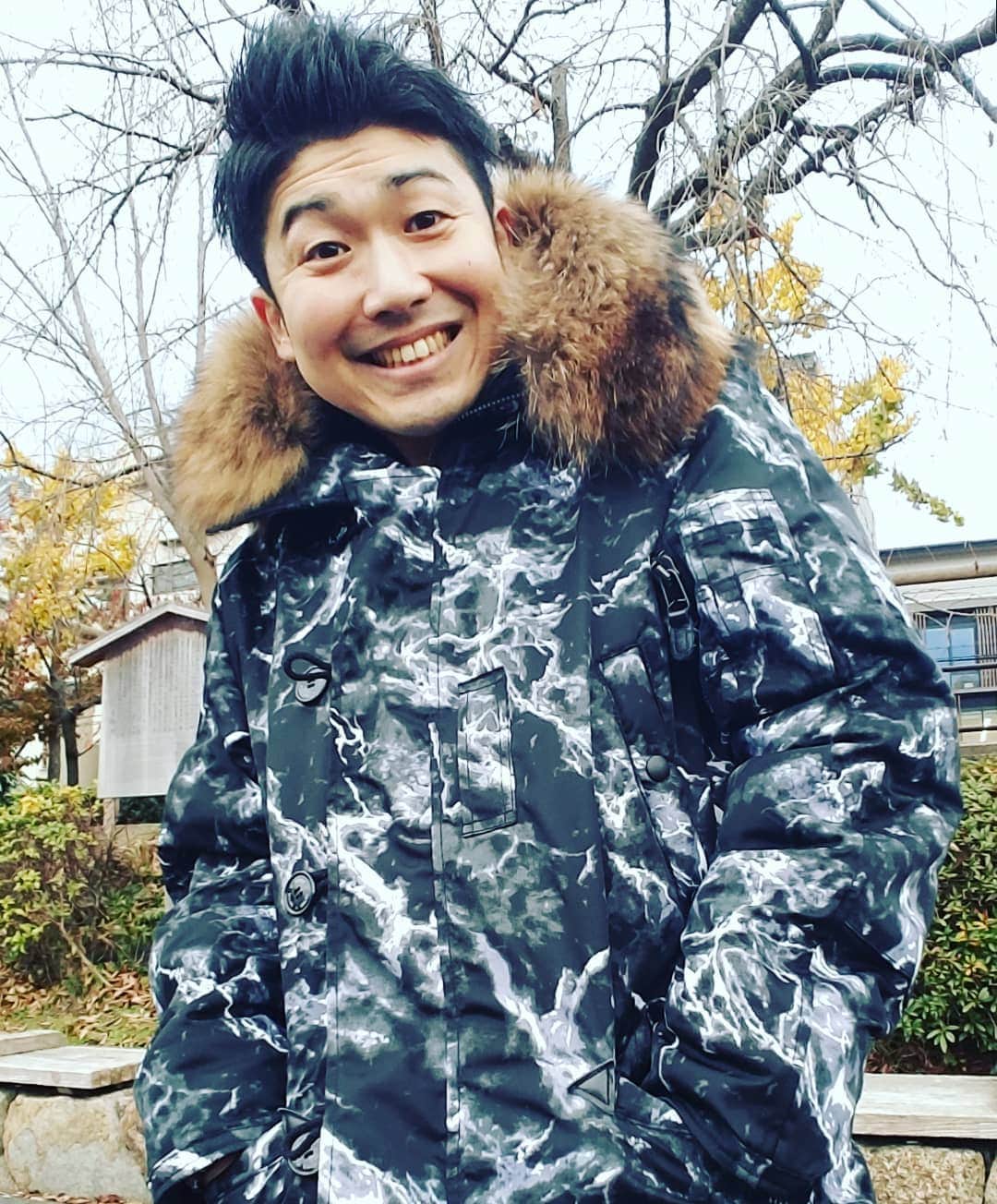 レイチェルのインスタグラム：「今週は祇園花月にて、  タケオさんリーダー週の新喜劇に出演させていただいております！  月曜日までやっておりますので、宜しかったら是非是非ですよ！  そしてそして、  来年の2月に、烏川さんのイベント『ひょっとコメディー』に初出演させていただくことになりました！  明日からチケット発売だそうですので、宜しかったらそちらの方も是非是非ですよ！  でもって１枚目の写真で着てるのは、先日一目惚れして購入したジャケット。  何柄かとゆーと、  大理石柄！  いつの日か、こんな床のある家に住めるよう日々頑張りますよ！  とぉ～か言っちゃってぇーーー！！！！！ 😁😁😁😁💨💨💨💨💨🎶🎶🎶🎶🎶✨✨✨✨✨」