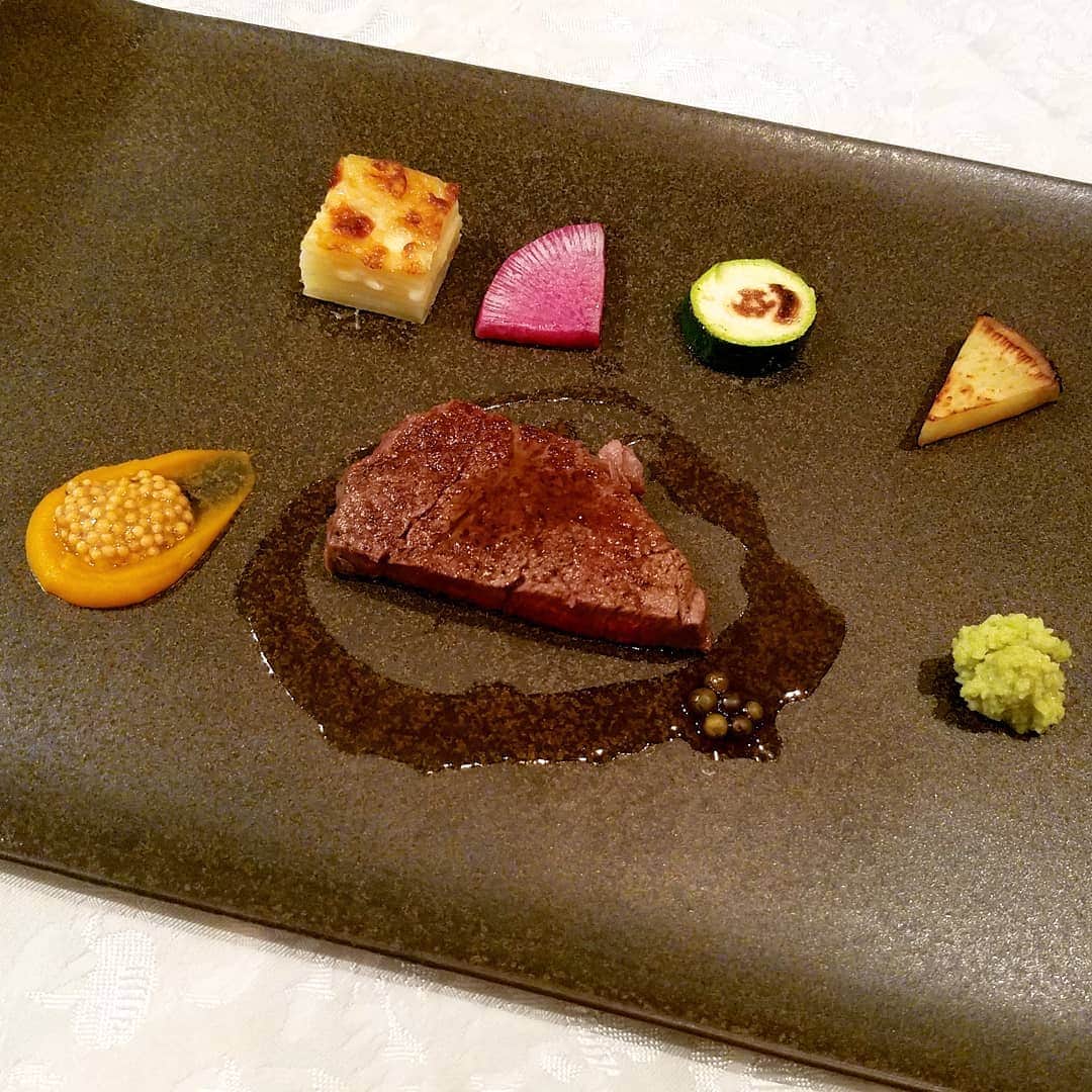古村勇人さんのインスタグラム写真 - (古村勇人Instagram)「ホテルニューオータニ高岡でのグルメブログその③。14Fのトップレストラン「フォーシーズン」では、旬の食材をふんだんに使ったフレンチを堪能しました。和牛フィレ肉のステーキはもちろん、色鮮やかな根菜がかわいい活ホタテのサラダ、濃厚な旨味を凝縮した香箱蟹のリゾット、柚子香るブイヨン仕立ての鱸のロティは絶品！デザートの栗のムースとカシスのピュレも美味でした。毎年、ディナーショーでの評判の高いお料理を有難うございます！  #ホテルニューオータニ高岡 #ホテル #ニューオータニ高岡 #ホテルニューオータニ #グルメ #レストラン #フォーシーズン #旬 #フレンチ #和牛 #フィレ肉 #ステーキ #根菜 #ホタテ #帆立 #サラダ #香箱蟹 #香箱ガニ #リゾット #柚子 #鱸 #スズキ #デザート #栗 #ディナーショー #料理 #ランチ #ディナー #高岡 #富山」12月4日 21時00分 - hayato.furumura