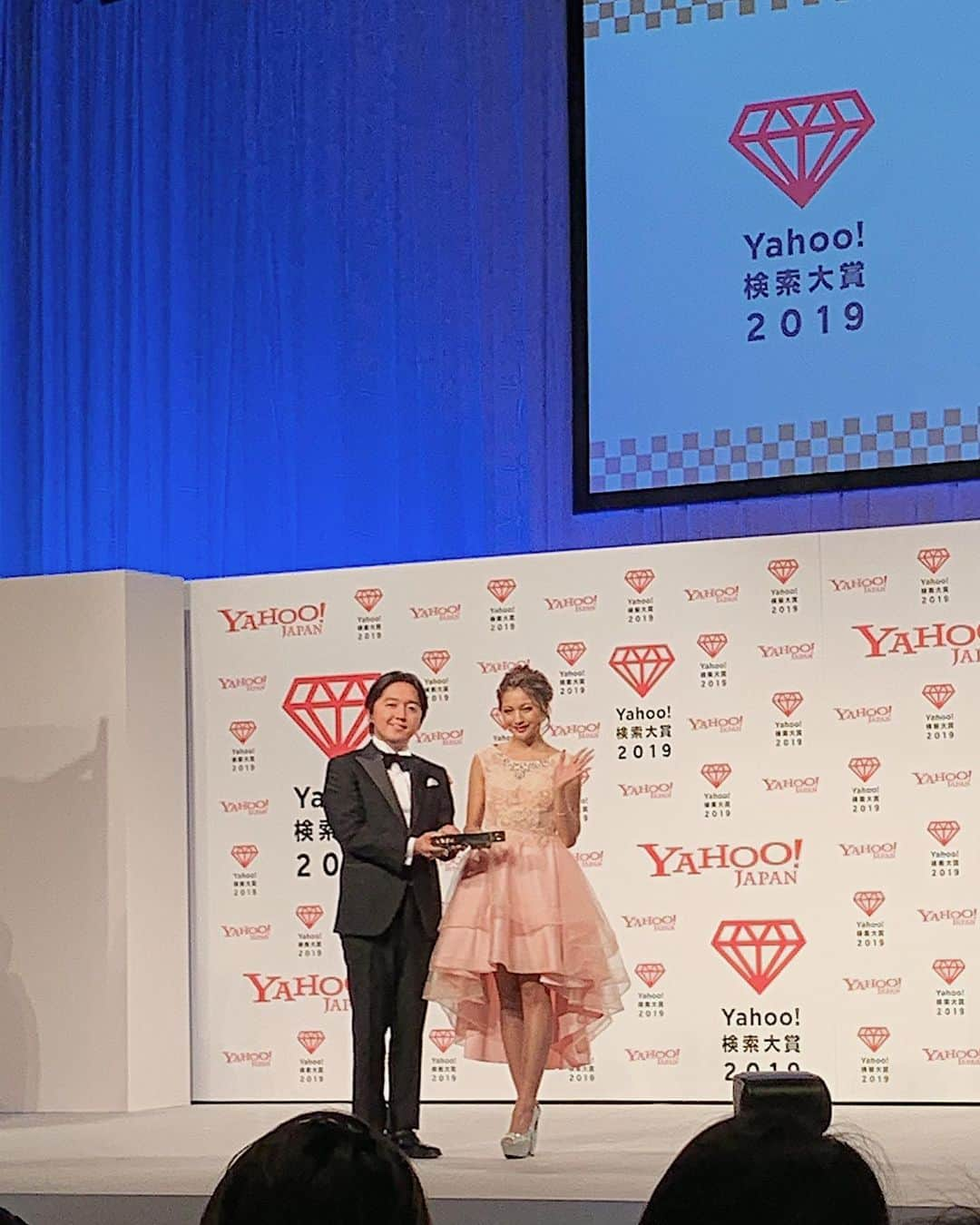 ゆきぽよさんのインスタグラム写真 - (ゆきぽよInstagram)「なんと私ゆきぽよ. ✨Yahoo検索大賞2019✨で. モデル部門賞を頂きました💗. . . 日本中の皆様がゆきを知ってくれて. 応援して頂けたからこそもらえた. ゆきには光栄すぎる賞です🏆✨. . . 皆様本当にありがとう💗. 今年の顔って言われてこんな素敵な賞まで. 頂けて休み無しで頑張って良かった💓. . . 今日も気合いを入れて衣装は. 自分でプロデュースしている. noaliceのドレスを着たよ👗💗. . . スカートの長さ、ボリューム全て. こだわっていてすごく可愛いの🥰. . . 2日間連続で自分の作ったドレスを着て. 素敵な場所を立たせてもらえて. ほんとに幸せ💞. . . 来年も頑張るぞー！！！. . . #yahoo #yahoo検索大賞 #ryuyu #noalice #ドレス」12月4日 21時00分 - poyo_ngy