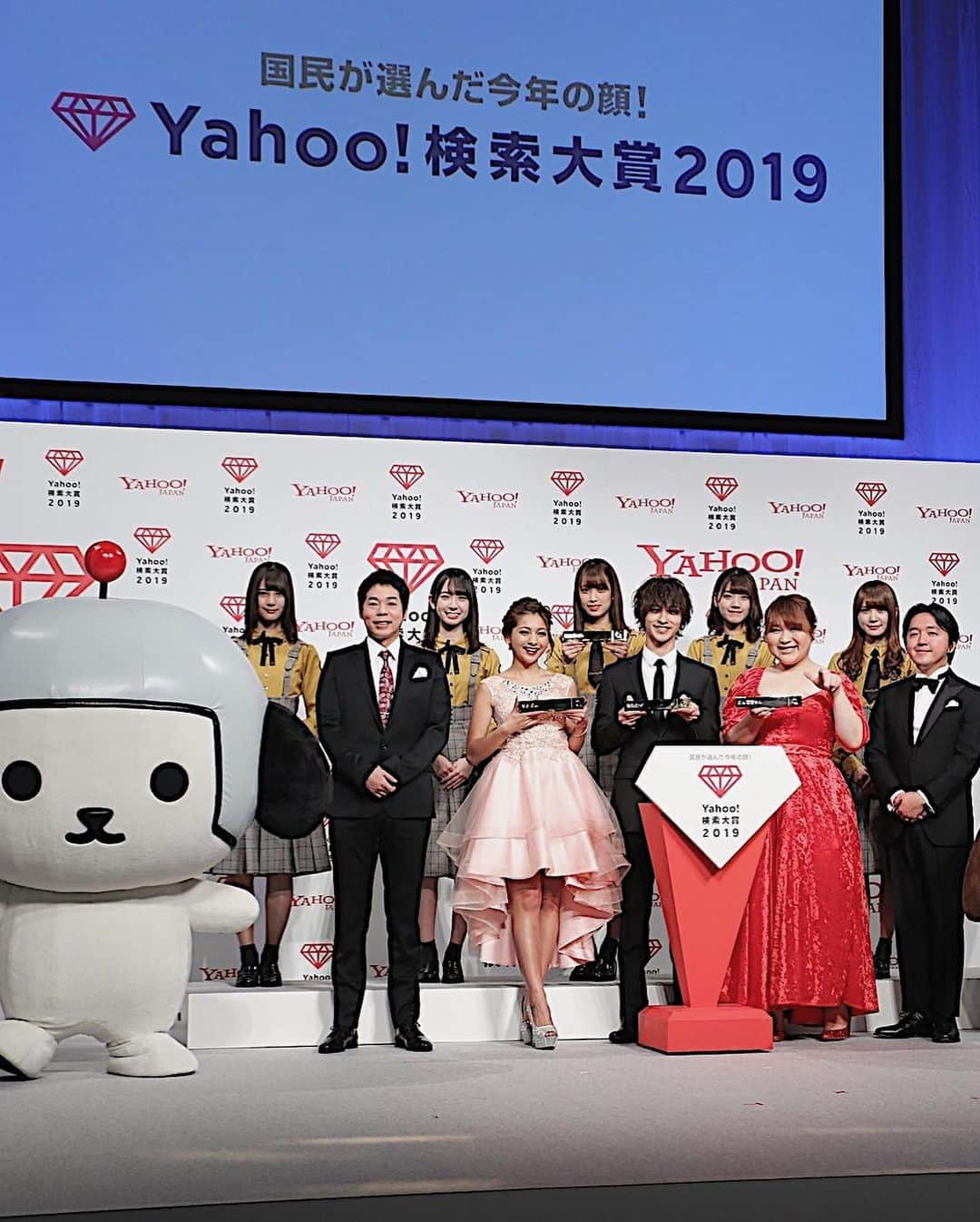 ゆきぽよさんのインスタグラム写真 - (ゆきぽよInstagram)「なんと私ゆきぽよ. ✨Yahoo検索大賞2019✨で. モデル部門賞を頂きました💗. . . 日本中の皆様がゆきを知ってくれて. 応援して頂けたからこそもらえた. ゆきには光栄すぎる賞です🏆✨. . . 皆様本当にありがとう💗. 今年の顔って言われてこんな素敵な賞まで. 頂けて休み無しで頑張って良かった💓. . . 今日も気合いを入れて衣装は. 自分でプロデュースしている. noaliceのドレスを着たよ👗💗. . . スカートの長さ、ボリューム全て. こだわっていてすごく可愛いの🥰. . . 2日間連続で自分の作ったドレスを着て. 素敵な場所を立たせてもらえて. ほんとに幸せ💞. . . 来年も頑張るぞー！！！. . . #yahoo #yahoo検索大賞 #ryuyu #noalice #ドレス」12月4日 21時00分 - poyo_ngy