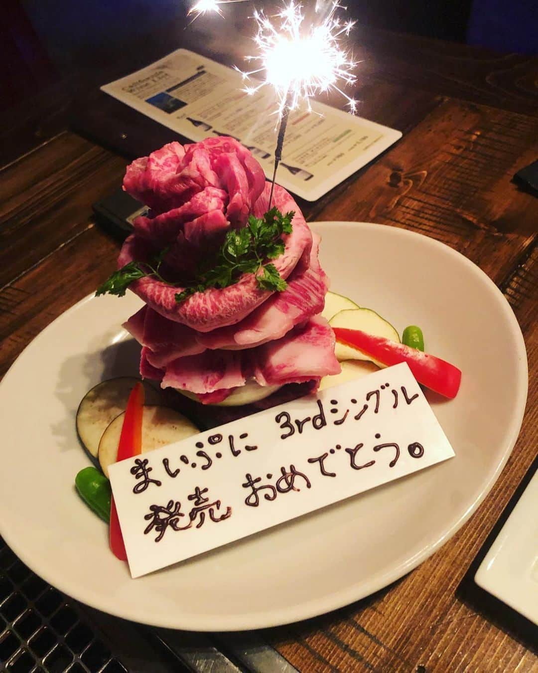 塚本舞さんのインスタグラム写真 - (塚本舞Instagram)「お祝いしてもらいました🐄🎂🖤 きんたんのユッケだいすき〜」12月4日 21時01分 - maipuni