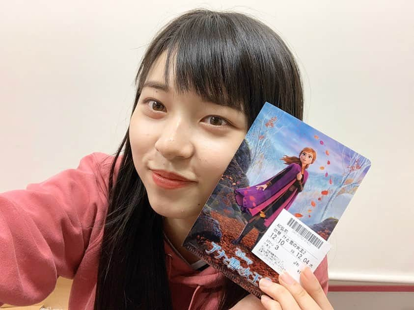 ジョナゴールドさんのインスタグラム写真 - (ジョナゴールドInstagram)「♥ 今日は大学の空きコマでひとり映画行ってきました🍿🎬 ・ 今話題の｢アナと雪の女王2｣を見ました☃ アニメーションなのに大迫力で、ずっと鳥肌立ちっぱなしでした😲 ・ やっぱりディズニーは音楽も最強だなぁと感じましたね❄ アナ雪の前作を見てる方は絶対に見た方がいいと思います!!!! ・ 久しぶりの映画でパワーをもらい、練習も頑張りました❤ ♥ #映画 #アナと雪の女王 #アナと雪の女王2 #アナ雪 #movie #ひとり映画 #安定のj列 ディズニー #disney #ディズニー映画 #映画好き #ringomusume #jonagold #ジョナゴールド #りんご娘」12月4日 21時02分 - jonagold_0323