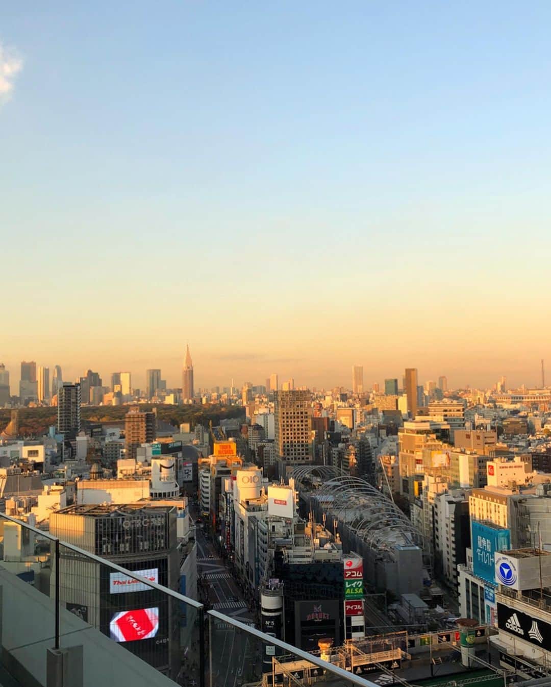 EMILY/BLUEさんのインスタグラム写真 - (EMILY/BLUEInstagram)「いよいよ明日 12/5(木)にオープンする「SHIBUYA FUKURAS」 （東急プラザ渋谷）にシンシンと遊びに行ってきました♡ 17F、18Fのルーフトップから観られる景色がとにかく素晴らしかったー🤩 東京タワーはもちろん、 天気が良ければ富士山も見る事が。 (ハンモックはやっぱり楽しいーっw) シンガポールで有名な「CÉ LA VI」も 日本初上陸だそう！ また今度、お友達とゆっくり食べに行きたいな。 あ〜渋谷の盛り上がりが止まらないーーー🤩 シンシンも舞台見つけた瞬間這い上がり、 得意のダンスっ♫ #shibuya #fukuras #tokyuplazashibuya　#fukuras_artphotoproject #fashion #ファッション #ママファッション #カジュアルコーデ #コーディネート #親子コーデ #男の子コーデ #キッズコーデ #ルーフトップ」12月4日 21時15分 - emilybluejewelry0220