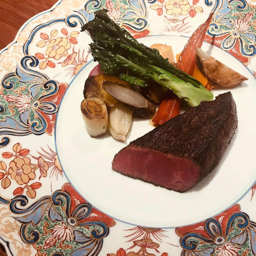 Ginza ONODERA Groupさんのインスタグラム写真 - (Ginza ONODERA GroupInstagram)「MAKIYAKI GINZA ONODERA. “MAKIYAKI”grilled Japanese YAMAGATA beef. "薪焼き"山形牛 ＊ ＊ #薪焼銀座おのでら  #銀座おのでら #ginzaonodera #薪焼き  #グリル #グリル野菜  #山形牛  #銀座  #銀座グルメ  #銀座ディナー  #ヘルシー料理  #フランス料理 ベースに#和食 要素を取り入れた #モダン #オープンキッチン  #カウンター席  #美食家  #東京グルメ  #雑誌掲載店  #firewood  #grilledmeat  #grilledveggies  #wagyubeef  #foodie  #japanesefoodie  #tastesogood  #foodstagram」12月4日 21時15分 - ginzaonodera