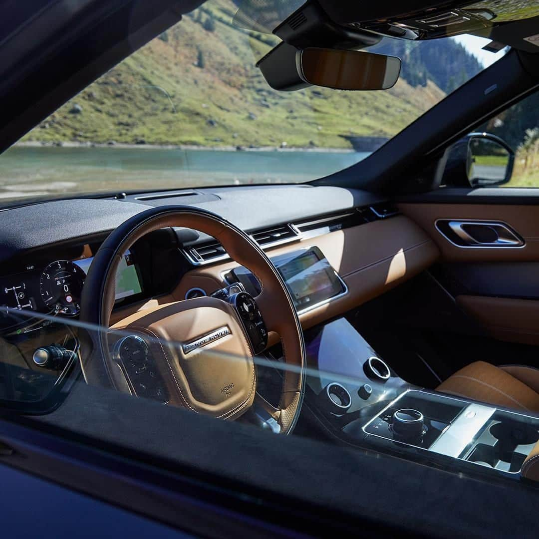 Land Roverさんのインスタグラム写真 - (Land RoverInstagram)「As captivating as any environment you’ll explore. Design your perfect interior by searching “Range Rover Velar configurator”. #RangeRover #Velar #4x4 #CarsofInstagram #Instacar #Design #AutomotiveDesign #LandRover #SUV #Car #Cars」12月4日 21時32分 - landrover