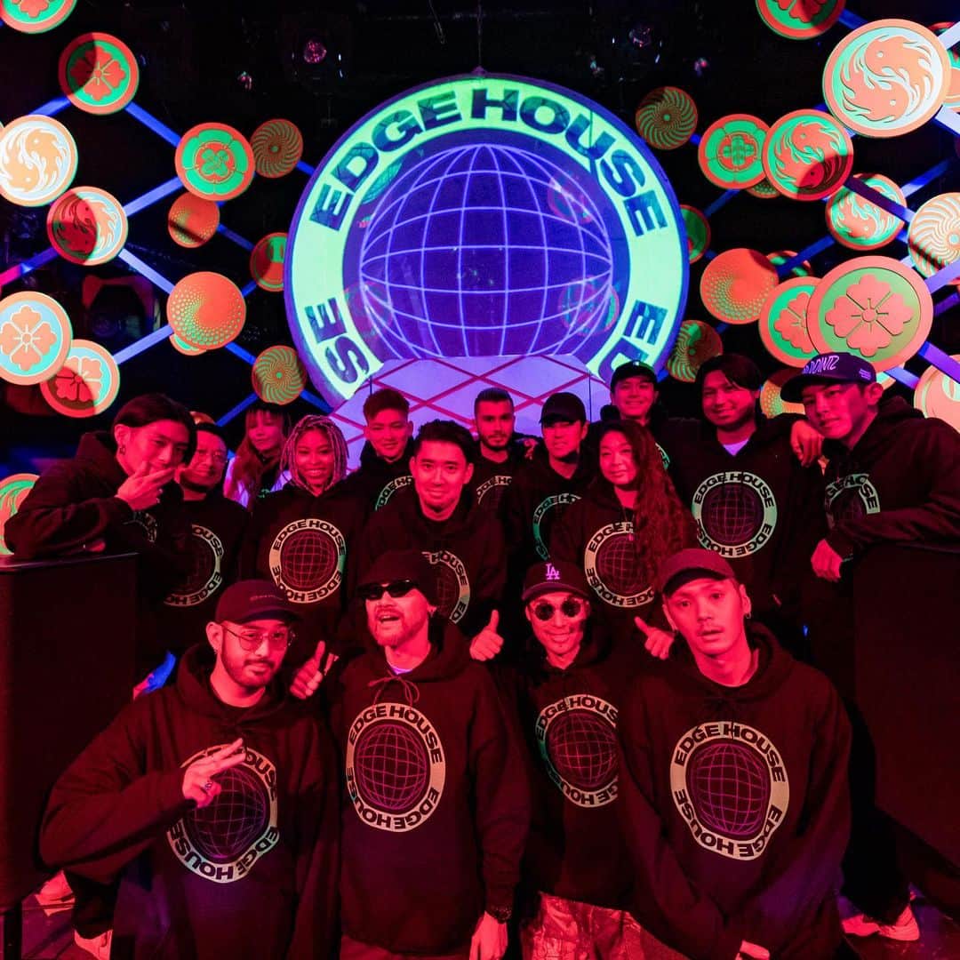 DJ DARUMAのインスタグラム：「🔥🏠EDGE HOUSE 2020 今年2月最初の企画はたった数人で始まったこのパーティ。 今では東京チームは勿論、地方にもそして日本以外にも 沢山の仲間が出来ました。 数年前からの世界のダンスミュージックの流れを見ていて、近いうちに日本の現場も必ず大きな規模で変わるという予想と自信はあったけど、正直あまりの寂しいフロアに毎週このままだと本気でマズイなと思う日もありました…が、もう確信しかありません。 まだまだこの波を広げて様々な"愛"に溢れた楽しいダンスフロアを東京〜日本の各都市へ、そして2020年はアジアへ向けて真面目に本気で作っていきます。皆様我々と仲間になって一緒に踊ってください〜😘いつでもウェルカムです！✌🏻 あとEDGE HOUSEパーカーとかTシャツも絶賛発売中ですw . . 🔥🏠EDGE HOUSE 2020 The party that kicked off with only a few members from February this year has built a team of friends not only in Tokyo but around Japan, and also around the world. Following the trend of dance music around the world, and expecting a drastic change to hit Japan as well, we were confident but at times discouraged seeing quiet dance floors at times... however we’re certain now the we were right. We’ll continue to expand this wave to spread this dance floor full of love in Tokyo, to other parts of Japan, and to Asia in 2020. So please come join the club and dance with us😘 We’re always waiting for you anytime!✌🏻We also have EDGE HOUSE hoodies and T-shirts currently on sale!」