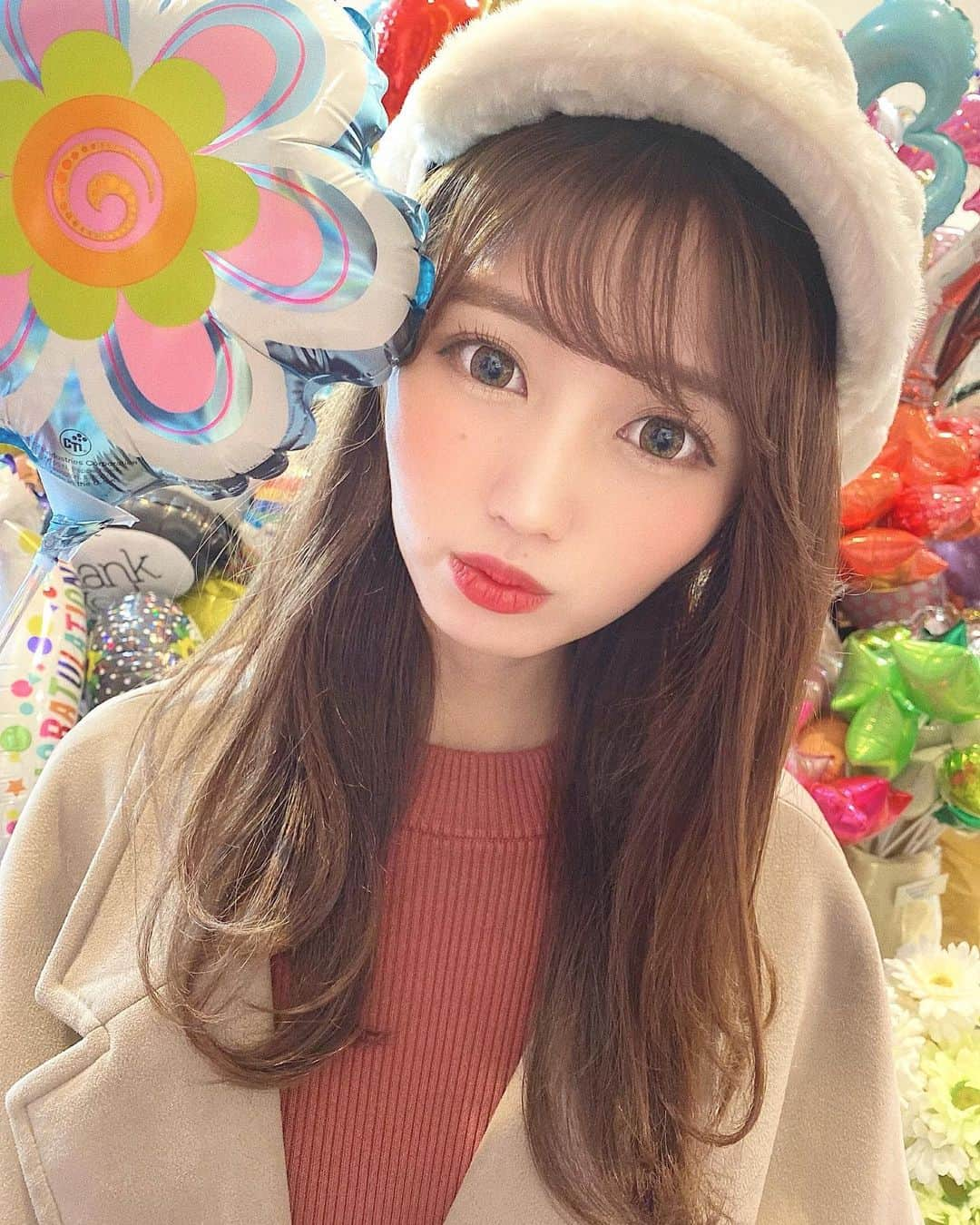 伊上あやさんのインスタグラム写真 - (伊上あやInstagram)「かわいいバルーン屋さん見つけた🎈﻿ 沢山あって迷っちゃう！﻿ プレゼントで貰ったら凄く嬉しいよなぁ😌﻿ って思いながら見てた😌﻿ ﻿ ﻿ ﻿ #バルーン #横須賀 #ファー #ファー帽子」12月4日 21時25分 - o.aya_0613