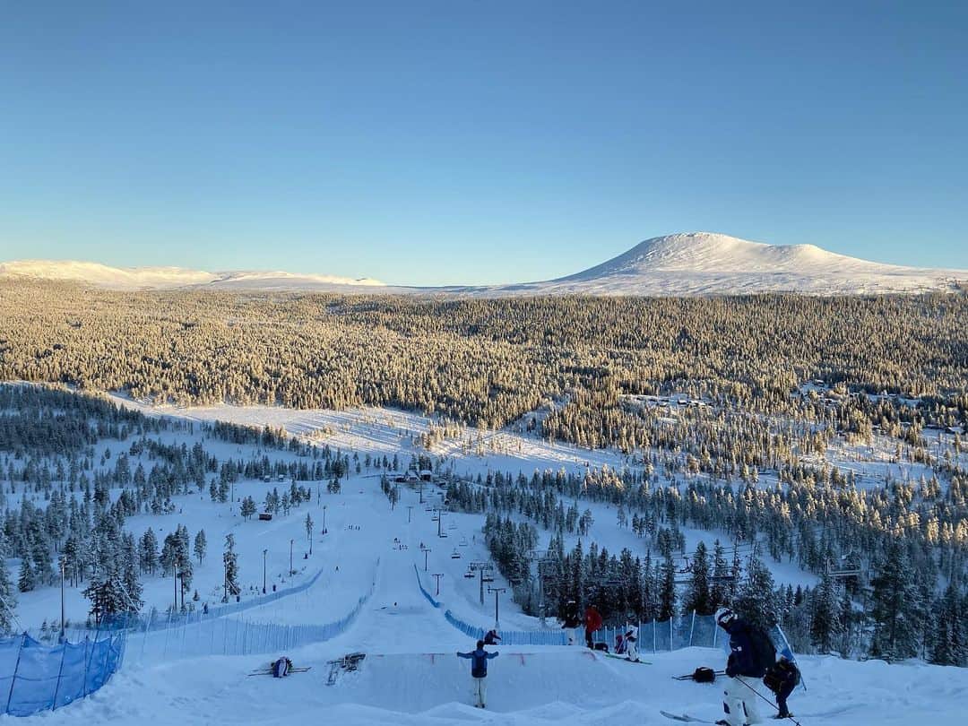 伊藤さつきのインスタグラム：「Idre☀️ #sky#winter#ski#nonfilter#sweden #3週間滞在#4回晴れた#太陽大事 🇸🇪✈︎🇨🇦」