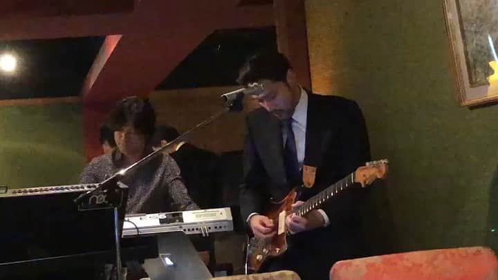 のインスタグラム：「昨日のプライベートライヴの模様をチラ見せ。 Kotro Saito、Asahi Uchida、Hiromi Shiosakiの3人で結成したKAHにHajime Uchinoが加わりKAHHにバージョンアップした昨日。 リラックスした雰囲気の中でのライヴは とても楽しかったです。 来月も新曲配信予定。 Spotify をチェックしてくださいね！  #kotaro_saito #asahi_uchida #hiromi_shiosaki #hajime_uchida #齊藤耕太郎 #内田朝陽 #潮崎裕己 #内山肇 #kahh #drdew」