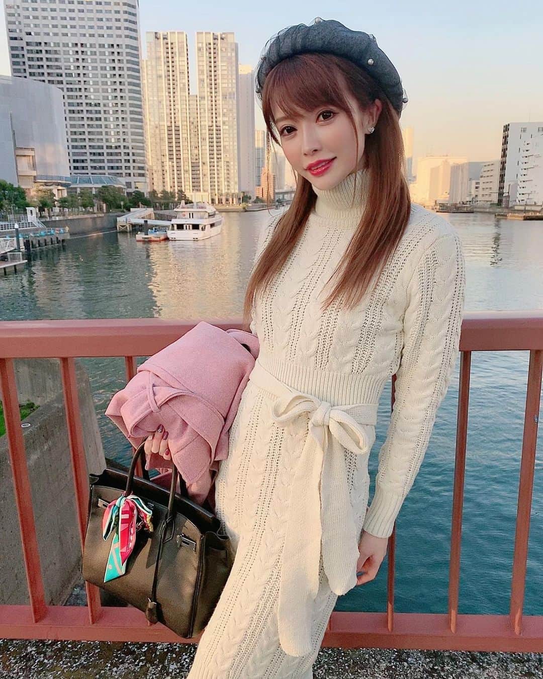 のインスタグラム：「可愛いニットワンピース🥺💗 @selectshop.dahlia さんの😘💕 . シルエットがめちゃ綺麗❤️ 売れ筋No.1だったよ💗 . クーポンでてるので是非お安くゲットしてね☺💕 クーポンコード : 3GTZQ52C 割引 : 10%OFF 有効期限 : 12/04〜01/05  使用条件 : 10,000円以上ご購入 . #selectshop #セレクトショップ #ootd #プチプラコーデ #女子コーデ」