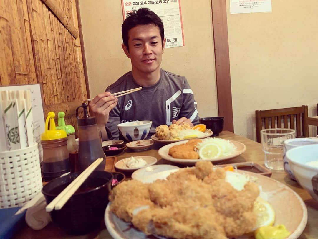 福住仁嶺さんのインスタグラム写真 - (福住仁嶺Instagram)「テスト初日終了。 良い具合に疲れました。  晩ご飯食べようとしたら、なおきさんの目線が…🧐 明日も頑張ります！  #ご飯 #狙われてる」12月4日 21時42分 - nirei_fukuzumi