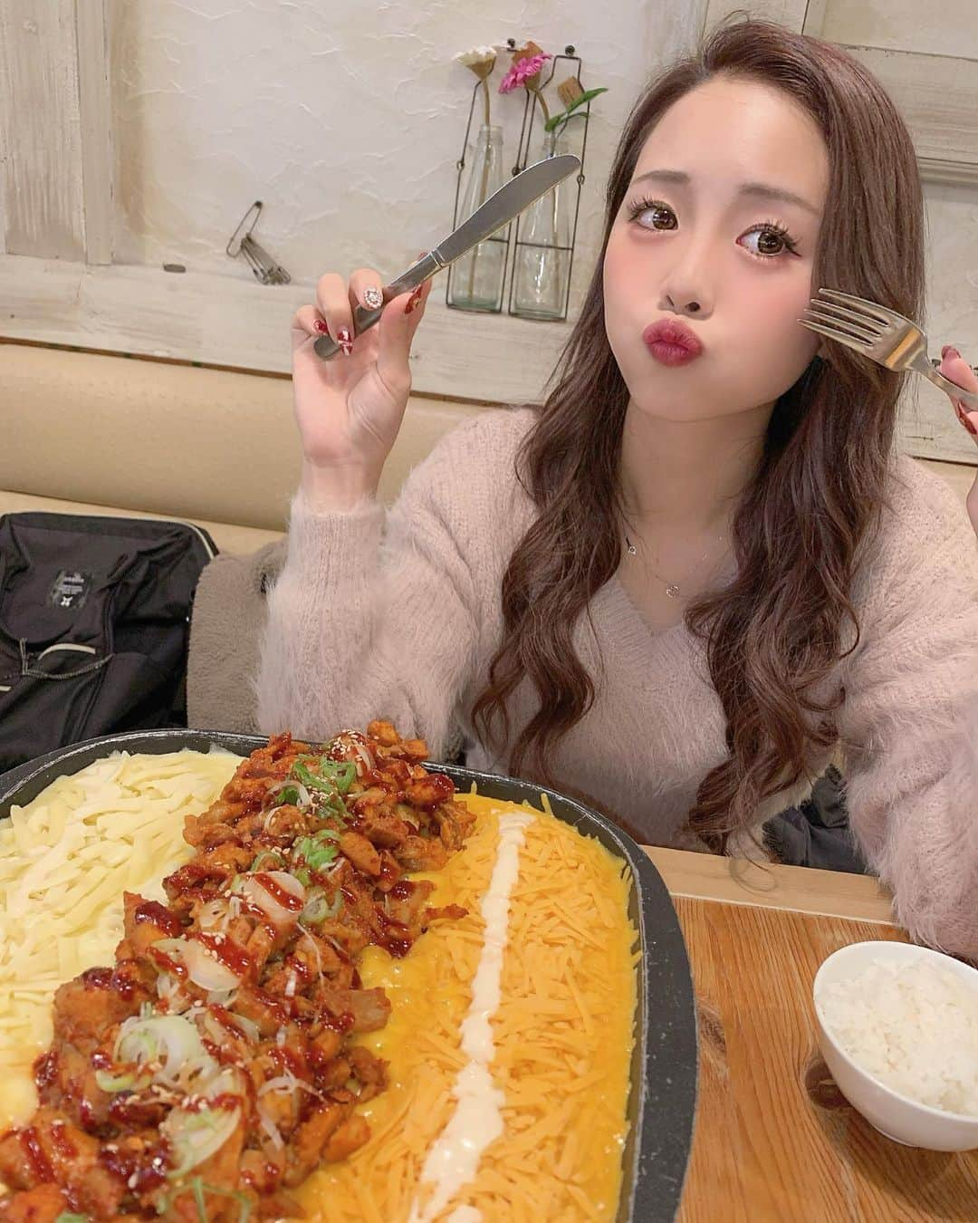 加藤ゆりなさんのインスタグラム写真 - (加藤ゆりなInstagram)「久々チーズダッカルビ🧏🏼‍♀️ 新大久保にあるTsk cafeってとこ行った🐣 辛いの苦手なのにめっちゃがんばったけど水意味わからないぐらい飲み干してギブアップした😅笑 やっぱ辛いの食べれる人すごすぎるよ、、 うちも蒙古タンメンとか食べれる女になりたい😢 . . @resexxy_official の洋服✌︎ またちゃんと載せよーっと😖可愛すぎて速攻ネットでポチったんだよ🤣❤️ . . #新大久保グルメ #新大久保 #新大久保カフェ #チーズダッカルビ #新大久保ランチ #グルメ #グルメ女子 #東京グルメ」12月4日 21時47分 - _yuringo_