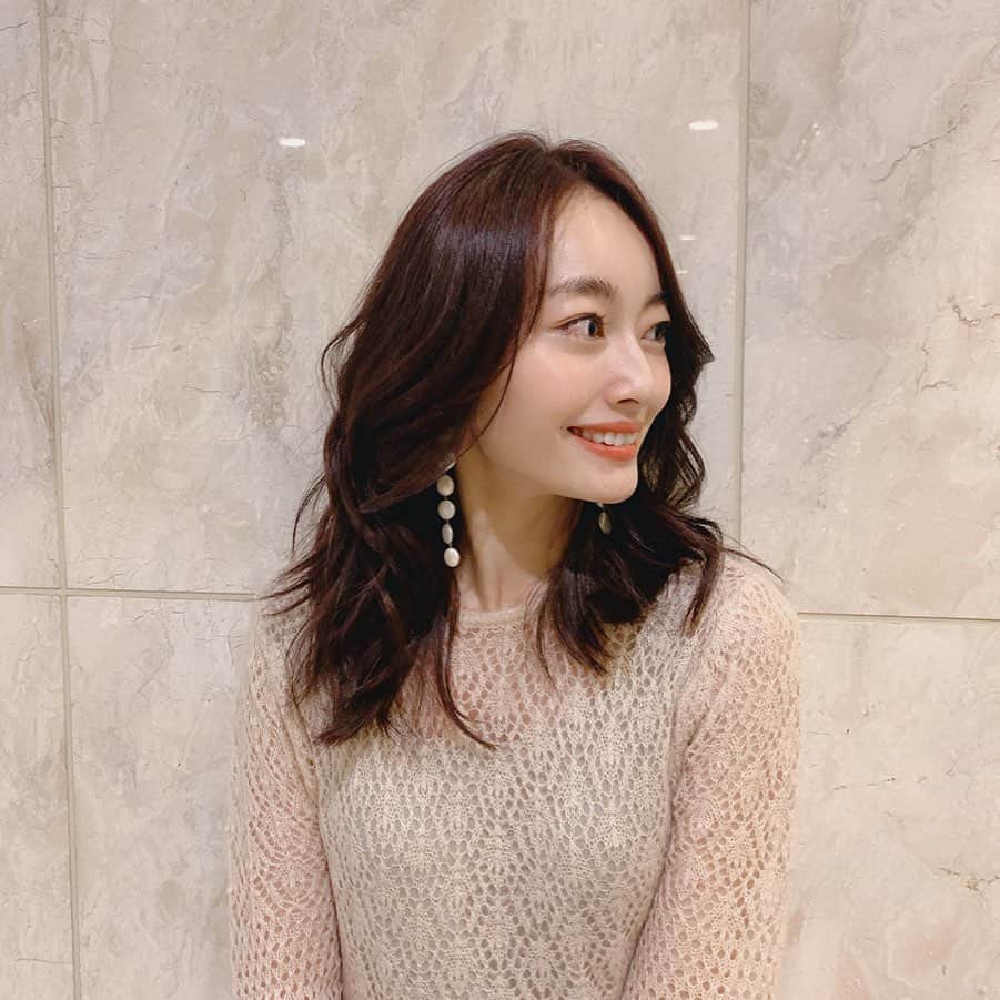 小祝麻里亜のインスタグラム：「髪のケアをしてきました🙆‍♀️ 最先端のトリートメント技術を受けに　@nex.the_salon へ❣️一緒にヘアカラーもお願いしました😊😊✨ 髪色が抜けちゃって明るかったので…トーンを落ち着かせ、ベリー系に！キラスイトリートメントのおかげで、ツヤツヤ✨ ． 幸せです🤤カラーは一ヶ月ぶりでしたが、だいたい月1 か、仕事のタイミングで3週間に1回しています！！ロングヘアになったからトリートメントは必須だな😊✨✨ ． ＿＿＿＿＿＿＿＿＿＿＿＿ #ヘアカラー #カラーリング #ヘアスタイル #美容垢 #染髮 #長髮 #髪型 #hairstyle #haircolor #instagood #hairtreatment  #헤어스타일#머리 #염색 #옷스타그램 #얼스타그램  #สีผม #ผมยาว」
