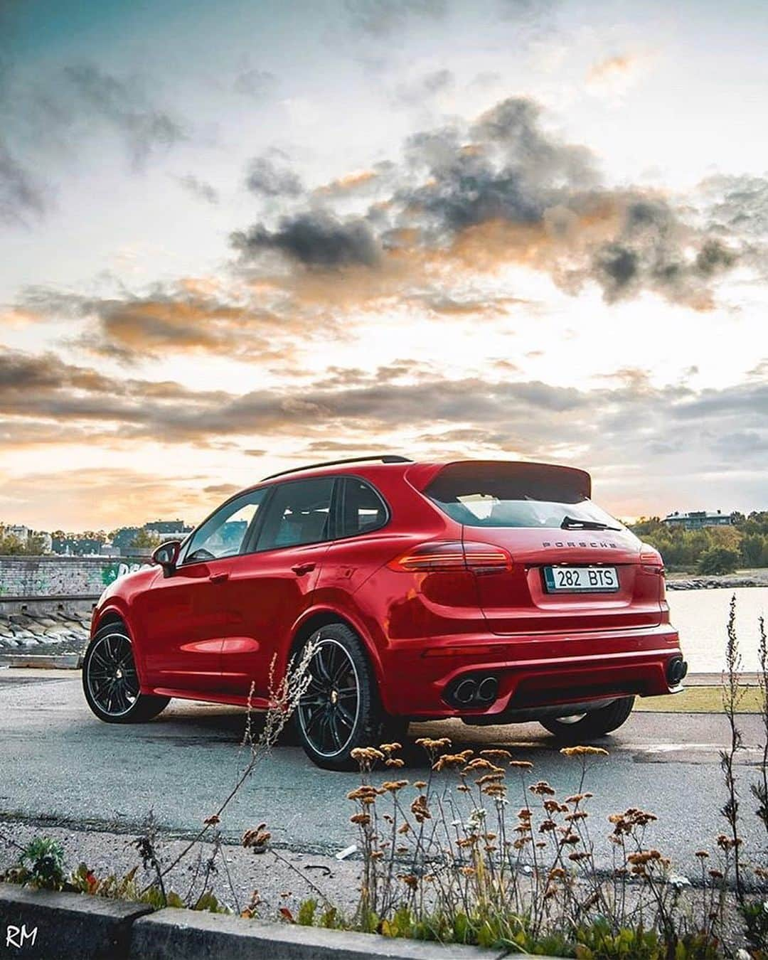 Porscheさんのインスタグラム写真 - (PorscheInstagram)「Seeing red doesn't have to be a bad thing. (📸: @roltz99) #Porsche #PorscheMoment #Cayenne _ Combined fuel consumption in accordance with EU 6: Cayenne: 9,2-9,1 l/100 km; CO2 emissions: 210-207 g/km」12月4日 21時48分 - porsche