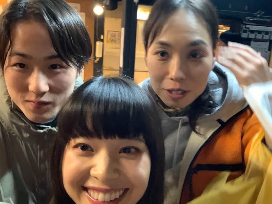 岸井ゆきののインスタグラム：「月影番外地 『あれよとサニーは死んだのさ』 作:ノゾエ征爾 演出:木野花 ザ・スズナリにて。 大ファンの月影番外地。 今回も大喜びで帰宅しました。  ノゾエさんの描くものがたりはもともと好きなのですが、木野さんの演劇演出熱に当たるとまた別の表情が見えて、結果、もっと好きになる！ 昨日、初日おめでとうございました！！ もー、書き留めて置きたいような台詞が何個もあった。 書かんですけどね。 書き留めないのに何年経っても心に貼り付いて消えない台詞ってあるんだよなあ。 どれも一度しか観てないのに。  我々、月の獣も、いよいよ12/7から！ 紀伊國屋ホールにて、開幕です！  大好き友里さんと、ベッドアンドメイキングス仲間の佐助くんと📸 二枚目は、私が出演する『月の獣』のポスターの前で撮ってくれたんだけど、写ってなさすぎ😋  ああ、あとね、スズナリの暗転が好きなんだよなあ！」