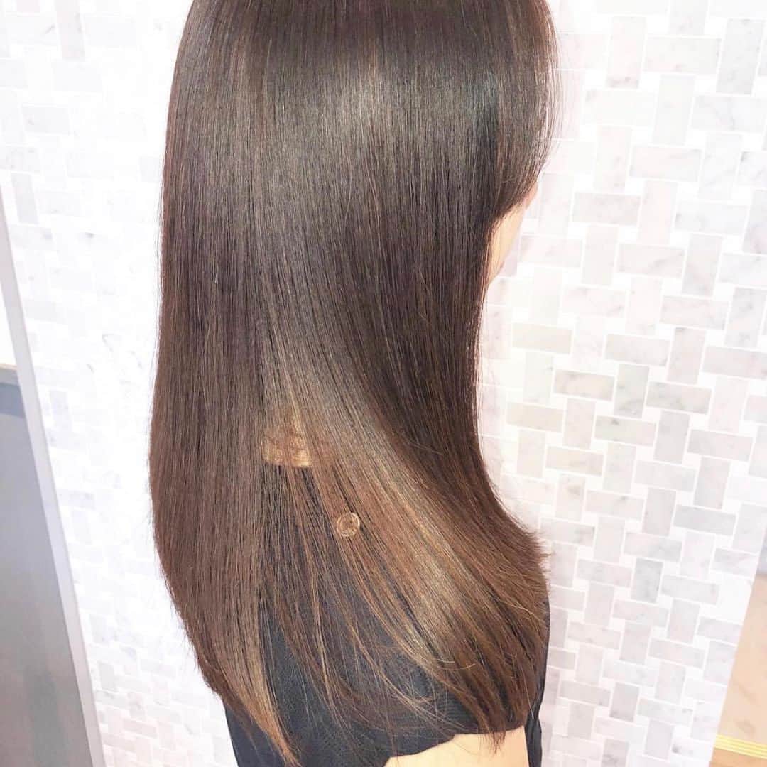 山内ヨシヒロさんのインスタグラム写真 - (山内ヨシヒロInstagram)「冬の乾燥でダメージを感じていませんか？ . ご自宅のトリートメント、通常のサロンケアでは補修できないダメージが多く存在しています。 . 髪を内側から美しく、そして、見た目も圧倒的なツヤ髪に・・・ . . 明日も11:00から営業しておりますので ご相談お待ちしております✨ . . ✂︎MINXスペシャル美髪トリートメント . この美髪ケアは、MINX山内ヨシヒロが独自で手掛けたスペシャルトリートメント✨ このトリートメントの特徴は「１ヶ月〜４５日間は効果が続く」という驚異の持ちの良さです^_^！ . これまでのトリートメントでは、効果約2週間が限界でした。ですので、１ヶ月持つトリートメントは前代未聞です❗️縮毛矯正で傷んだ髪、ブリーチで傷んだ髪などあらゆるダメージに対応できます✨ . . 【このトリートメントの内容】 . 🌸水道水による不純物の除去 ・毎日の水道水により髪内部に溜まった不純物（カルシウムイオンなど）を専用クレンジング成分で除去します！不純物は顕微鏡で見ると石のようなザラザラした物質で、髪のゴワつきを生みます。さらにトリートメントの定着も妨げます💦この不純物は近年の研究でカラーダメージに影響していることも判明し、あの有名なイルミナカラーが開発されています✨ ➡︎不純物除去により髪のごわつき、硬さが消え、トリートメントの浸透力UP！カラーダメージも軽減 . 🌸トリートメントと親和性の高いイオンを導入 ・不純物を除去した髪に「トリートメントと親和性の高いイオン」を導入。※特許成分 ➡︎イオンが磁石のように引き合う性質を利用してトリートメントを髪の毛に吸着させます . 🌸特許成分による補修と修復 ・毛髪再生成分（※特許成分）を2種類導入。さらにコルテックス層とキューティクル層を徹底的に補修・修復します。 ➡︎コテやアイロンの熱にも負けない強い毛髪をつくります。紫外線や海外の水でもダメージを感じづらくなります。 . 🌸最新の超音波で高い浸透力 ・超音波を使用し、毎秒数十万回の振動を与えます。なんと手で1000回揉み込む浸透力です！圧倒的なツヤと浸透、持ちの良さを可能にしました。 ➡︎超音波により高い浸透力。手触りやツヤが格段にUP！ . 🌸体温程度の優しい熱で吸着力ＵＰ ・専用マシンにより毛髪全体を体温温度に温めます➡︎内部吸着力が上がり、髪の柔らかさやしなやかさを生みます。 . 🌸キューティクルの徹底ケア ・ラストはキューティクルケア。髪の表面にあり、ツヤには欠かせないキューティクルケアも最新の特許成分で徹底ケアします！ ➡︎見たこともないツヤ髪に✨ . . ここまでがトリートメント工程となり、あとはドライ&ブローで完成です！ . ⚠️すべての写真、動画はブローのみの仕上がりです。加工もしておりません✨ . 【ご予約】 山内ヨシヒロご指名にてご予約ください✨ ホットペッパーのメニュー名は「 MINXスペシャル美髪トリートメント」です！お電話の場合は「インスタのトリートメント」とお伝えいただければ大丈夫です！ . みなさまのご来店を心よりお待ち致しております😊✨ . . . 【料金】 ◯ MINXスペシャル美髪トリートメント(ホームケア付き) 12000+tax ◯MINXスペシャル美髪トリートメントEXTRA（ホームケア付き） 14000+tax ※カットやカラー、パーマとの同時施術も可 . 本気でケアしたい方はご相談ください！ 必ず【感動の髪質】に仕上げます✨ . __________________________________________ . 【MINX(ミンクス) Webサイト】 http://www.minx-net.co.jp/sp/ . 【山内ヨシヒロ 】 .  年間400名の新規指名数を持つ「美髪」の達人☆1ヶ月持つ超音波トリートメント「MINXスペシャル美髪トリートメント」を自ら手掛け、ヘアケア指名数全店1位の高い支持を持つ。その豊富な美容知識でブログPVも月間8万を超え全店1位の人気！業界人も納得の「最高の美髪テクニック」で感動の美髪をご体感下さい✨ . 📺2016年 ドコモxperia テレビCM出演 📺フジテレビ系列「ニュースJAPAN」出演 📙週間「女性セブン」ヘアケアコラム掲載 📙美容業界誌 掲載多数（リクエストQJ.snip style） 📙美的.com/HAIRなど掲載多数 . __________________________________________ . ✂MINX銀座二丁目店 📪東京都中央区銀座2丁目3-1 Ray ginza9F ☎03-5524-0081 🕔平日 11:00～21:00  土 10:00～20:00 日 10:00～19:00  火曜日 定休日 . _____________________________________ . #MINX #銀座 #トリートメント #髪質改善 #美髪 #ヘアケア #ヘアカラー #カット #イルミナカラー #ブリーチ #ハイライト #シャンプー #グレージュ #美容室 #美意識 #自分磨き #モデル #超音波 #オージュア #サイエンスアクア #トキオ #美髪ケア #髪型 #ロング #ミディアム #パーマ」12月4日 21時52分 - ansee_yoshihiro.yamauchi