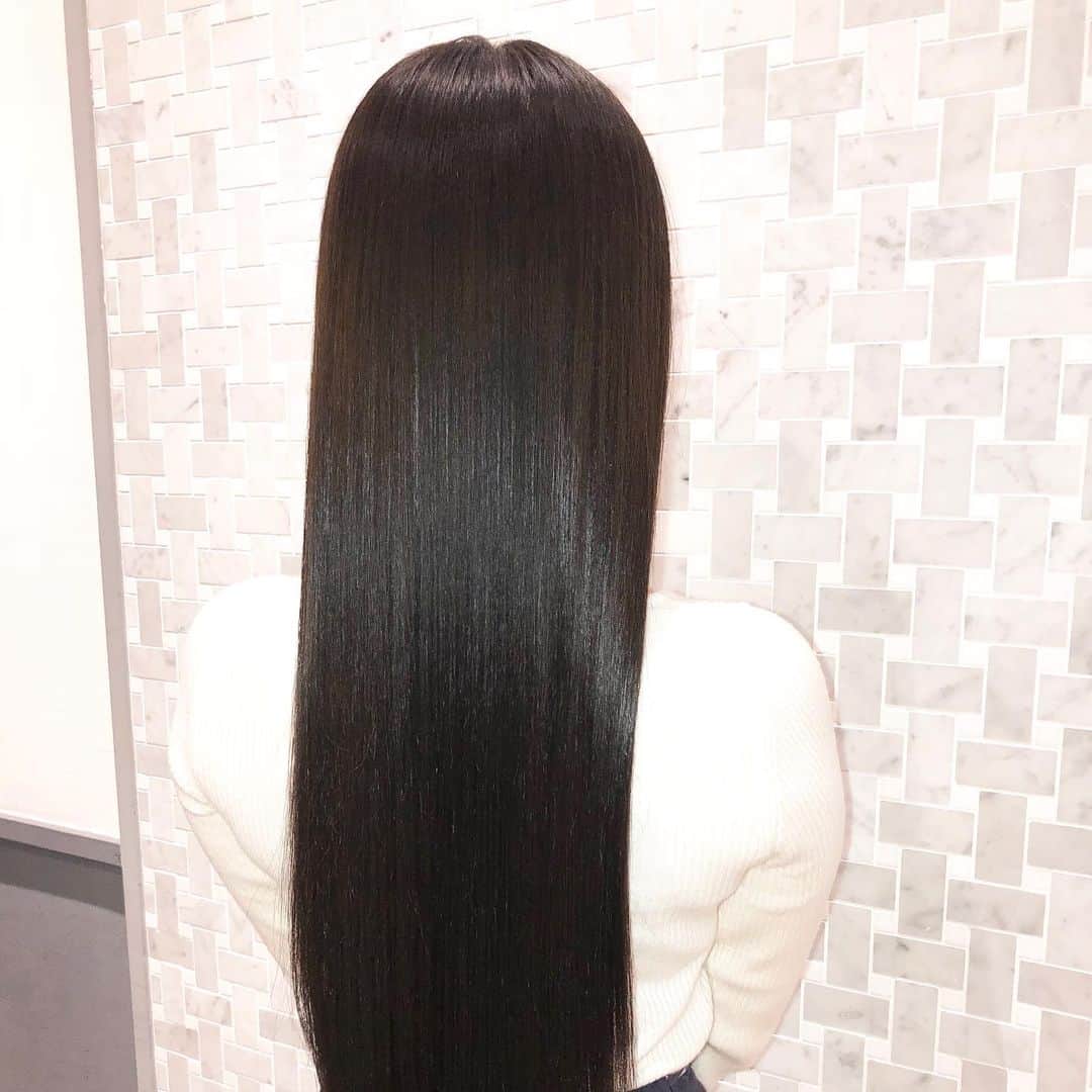 山内ヨシヒロさんのインスタグラム写真 - (山内ヨシヒロInstagram)「冬の乾燥でダメージを感じていませんか？ . ご自宅のトリートメント、通常のサロンケアでは補修できないダメージが多く存在しています。 . 髪を内側から美しく、そして、見た目も圧倒的なツヤ髪に・・・ . . 明日も11:00から営業しておりますので ご相談お待ちしております✨ . . ✂︎MINXスペシャル美髪トリートメント . この美髪ケアは、MINX山内ヨシヒロが独自で手掛けたスペシャルトリートメント✨ このトリートメントの特徴は「１ヶ月〜４５日間は効果が続く」という驚異の持ちの良さです^_^！ . これまでのトリートメントでは、効果約2週間が限界でした。ですので、１ヶ月持つトリートメントは前代未聞です❗️縮毛矯正で傷んだ髪、ブリーチで傷んだ髪などあらゆるダメージに対応できます✨ . . 【このトリートメントの内容】 . 🌸水道水による不純物の除去 ・毎日の水道水により髪内部に溜まった不純物（カルシウムイオンなど）を専用クレンジング成分で除去します！不純物は顕微鏡で見ると石のようなザラザラした物質で、髪のゴワつきを生みます。さらにトリートメントの定着も妨げます💦この不純物は近年の研究でカラーダメージに影響していることも判明し、あの有名なイルミナカラーが開発されています✨ ➡︎不純物除去により髪のごわつき、硬さが消え、トリートメントの浸透力UP！カラーダメージも軽減 . 🌸トリートメントと親和性の高いイオンを導入 ・不純物を除去した髪に「トリートメントと親和性の高いイオン」を導入。※特許成分 ➡︎イオンが磁石のように引き合う性質を利用してトリートメントを髪の毛に吸着させます . 🌸特許成分による補修と修復 ・毛髪再生成分（※特許成分）を2種類導入。さらにコルテックス層とキューティクル層を徹底的に補修・修復します。 ➡︎コテやアイロンの熱にも負けない強い毛髪をつくります。紫外線や海外の水でもダメージを感じづらくなります。 . 🌸最新の超音波で高い浸透力 ・超音波を使用し、毎秒数十万回の振動を与えます。なんと手で1000回揉み込む浸透力です！圧倒的なツヤと浸透、持ちの良さを可能にしました。 ➡︎超音波により高い浸透力。手触りやツヤが格段にUP！ . 🌸体温程度の優しい熱で吸着力ＵＰ ・専用マシンにより毛髪全体を体温温度に温めます➡︎内部吸着力が上がり、髪の柔らかさやしなやかさを生みます。 . 🌸キューティクルの徹底ケア ・ラストはキューティクルケア。髪の表面にあり、ツヤには欠かせないキューティクルケアも最新の特許成分で徹底ケアします！ ➡︎見たこともないツヤ髪に✨ . . ここまでがトリートメント工程となり、あとはドライ&ブローで完成です！ . ⚠️すべての写真、動画はブローのみの仕上がりです。加工もしておりません✨ . 【ご予約】 山内ヨシヒロご指名にてご予約ください✨ ホットペッパーのメニュー名は「 MINXスペシャル美髪トリートメント」です！お電話の場合は「インスタのトリートメント」とお伝えいただければ大丈夫です！ . みなさまのご来店を心よりお待ち致しております😊✨ . . . 【料金】 ◯ MINXスペシャル美髪トリートメント(ホームケア付き) 12000+tax ◯MINXスペシャル美髪トリートメントEXTRA（ホームケア付き） 14000+tax ※カットやカラー、パーマとの同時施術も可 . 本気でケアしたい方はご相談ください！ 必ず【感動の髪質】に仕上げます✨ . __________________________________________ . 【MINX(ミンクス) Webサイト】 http://www.minx-net.co.jp/sp/ . 【山内ヨシヒロ 】 .  年間400名の新規指名数を持つ「美髪」の達人☆1ヶ月持つ超音波トリートメント「MINXスペシャル美髪トリートメント」を自ら手掛け、ヘアケア指名数全店1位の高い支持を持つ。その豊富な美容知識でブログPVも月間8万を超え全店1位の人気！業界人も納得の「最高の美髪テクニック」で感動の美髪をご体感下さい✨ . 📺2016年 ドコモxperia テレビCM出演 📺フジテレビ系列「ニュースJAPAN」出演 📙週間「女性セブン」ヘアケアコラム掲載 📙美容業界誌 掲載多数（リクエストQJ.snip style） 📙美的.com/HAIRなど掲載多数 . __________________________________________ . ✂MINX銀座二丁目店 📪東京都中央区銀座2丁目3-1 Ray ginza9F ☎03-5524-0081 🕔平日 11:00～21:00  土 10:00～20:00 日 10:00～19:00  火曜日 定休日 . _____________________________________ . #MINX #銀座 #トリートメント #髪質改善 #美髪 #ヘアケア #ヘアカラー #カット #イルミナカラー #ブリーチ #ハイライト #シャンプー #グレージュ #美容室 #美意識 #自分磨き #モデル #超音波 #オージュア #サイエンスアクア #トキオ #美髪ケア #髪型 #ロング #ミディアム #パーマ」12月4日 21時52分 - ansee_yoshihiro.yamauchi