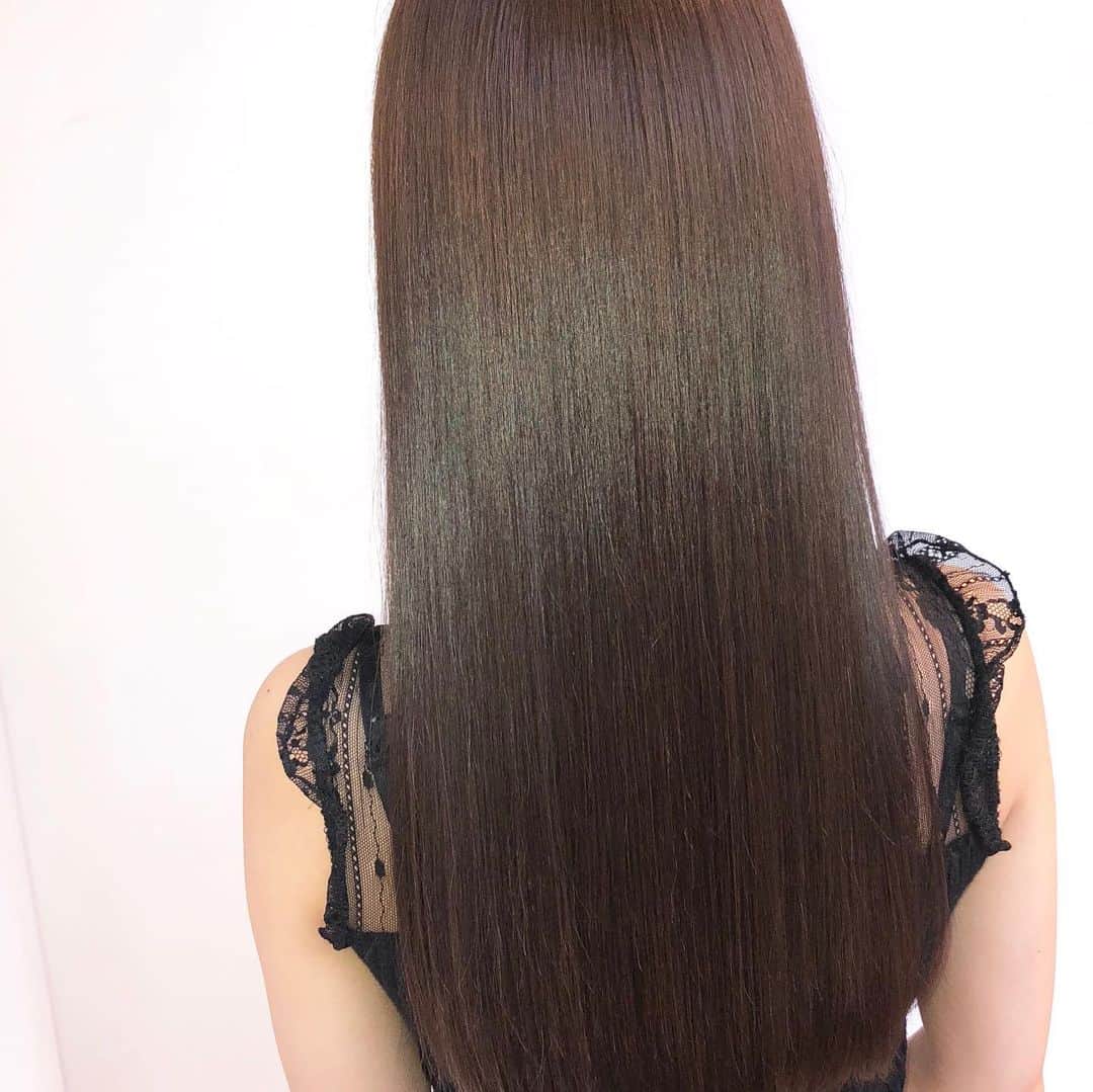 山内ヨシヒロさんのインスタグラム写真 - (山内ヨシヒロInstagram)「冬の乾燥でダメージを感じていませんか？ . ご自宅のトリートメント、通常のサロンケアでは補修できないダメージが多く存在しています。 . 髪を内側から美しく、そして、見た目も圧倒的なツヤ髪に・・・ . . 明日も11:00から営業しておりますので ご相談お待ちしております✨ . . ✂︎MINXスペシャル美髪トリートメント . この美髪ケアは、MINX山内ヨシヒロが独自で手掛けたスペシャルトリートメント✨ このトリートメントの特徴は「１ヶ月〜４５日間は効果が続く」という驚異の持ちの良さです^_^！ . これまでのトリートメントでは、効果約2週間が限界でした。ですので、１ヶ月持つトリートメントは前代未聞です❗️縮毛矯正で傷んだ髪、ブリーチで傷んだ髪などあらゆるダメージに対応できます✨ . . 【このトリートメントの内容】 . 🌸水道水による不純物の除去 ・毎日の水道水により髪内部に溜まった不純物（カルシウムイオンなど）を専用クレンジング成分で除去します！不純物は顕微鏡で見ると石のようなザラザラした物質で、髪のゴワつきを生みます。さらにトリートメントの定着も妨げます💦この不純物は近年の研究でカラーダメージに影響していることも判明し、あの有名なイルミナカラーが開発されています✨ ➡︎不純物除去により髪のごわつき、硬さが消え、トリートメントの浸透力UP！カラーダメージも軽減 . 🌸トリートメントと親和性の高いイオンを導入 ・不純物を除去した髪に「トリートメントと親和性の高いイオン」を導入。※特許成分 ➡︎イオンが磁石のように引き合う性質を利用してトリートメントを髪の毛に吸着させます . 🌸特許成分による補修と修復 ・毛髪再生成分（※特許成分）を2種類導入。さらにコルテックス層とキューティクル層を徹底的に補修・修復します。 ➡︎コテやアイロンの熱にも負けない強い毛髪をつくります。紫外線や海外の水でもダメージを感じづらくなります。 . 🌸最新の超音波で高い浸透力 ・超音波を使用し、毎秒数十万回の振動を与えます。なんと手で1000回揉み込む浸透力です！圧倒的なツヤと浸透、持ちの良さを可能にしました。 ➡︎超音波により高い浸透力。手触りやツヤが格段にUP！ . 🌸体温程度の優しい熱で吸着力ＵＰ ・専用マシンにより毛髪全体を体温温度に温めます➡︎内部吸着力が上がり、髪の柔らかさやしなやかさを生みます。 . 🌸キューティクルの徹底ケア ・ラストはキューティクルケア。髪の表面にあり、ツヤには欠かせないキューティクルケアも最新の特許成分で徹底ケアします！ ➡︎見たこともないツヤ髪に✨ . . ここまでがトリートメント工程となり、あとはドライ&ブローで完成です！ . ⚠️すべての写真、動画はブローのみの仕上がりです。加工もしておりません✨ . 【ご予約】 山内ヨシヒロご指名にてご予約ください✨ ホットペッパーのメニュー名は「 MINXスペシャル美髪トリートメント」です！お電話の場合は「インスタのトリートメント」とお伝えいただければ大丈夫です！ . みなさまのご来店を心よりお待ち致しております😊✨ . . . 【料金】 ◯ MINXスペシャル美髪トリートメント(ホームケア付き) 12000+tax ◯MINXスペシャル美髪トリートメントEXTRA（ホームケア付き） 14000+tax ※カットやカラー、パーマとの同時施術も可 . 本気でケアしたい方はご相談ください！ 必ず【感動の髪質】に仕上げます✨ . __________________________________________ . 【MINX(ミンクス) Webサイト】 http://www.minx-net.co.jp/sp/ . 【山内ヨシヒロ 】 .  年間400名の新規指名数を持つ「美髪」の達人☆1ヶ月持つ超音波トリートメント「MINXスペシャル美髪トリートメント」を自ら手掛け、ヘアケア指名数全店1位の高い支持を持つ。その豊富な美容知識でブログPVも月間8万を超え全店1位の人気！業界人も納得の「最高の美髪テクニック」で感動の美髪をご体感下さい✨ . 📺2016年 ドコモxperia テレビCM出演 📺フジテレビ系列「ニュースJAPAN」出演 📙週間「女性セブン」ヘアケアコラム掲載 📙美容業界誌 掲載多数（リクエストQJ.snip style） 📙美的.com/HAIRなど掲載多数 . __________________________________________ . ✂MINX銀座二丁目店 📪東京都中央区銀座2丁目3-1 Ray ginza9F ☎03-5524-0081 🕔平日 11:00～21:00  土 10:00～20:00 日 10:00～19:00  火曜日 定休日 . _____________________________________ . #MINX #銀座 #トリートメント #髪質改善 #美髪 #ヘアケア #ヘアカラー #カット #イルミナカラー #ブリーチ #ハイライト #シャンプー #グレージュ #美容室 #美意識 #自分磨き #モデル #超音波 #オージュア #サイエンスアクア #トキオ #美髪ケア #髪型 #ロング #ミディアム #パーマ」12月4日 21時52分 - ansee_yoshihiro.yamauchi