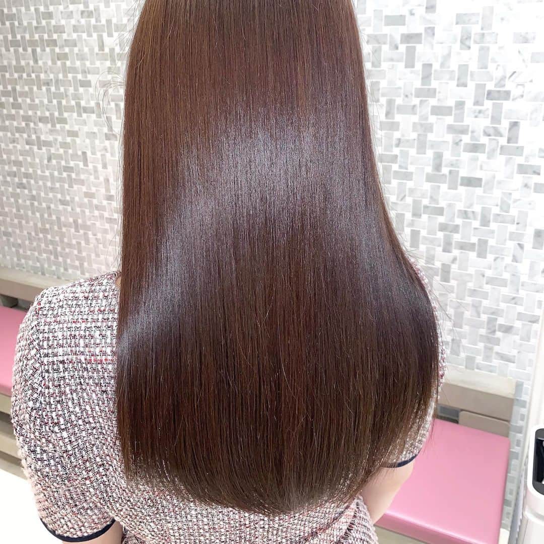 山内ヨシヒロさんのインスタグラム写真 - (山内ヨシヒロInstagram)「冬の乾燥でダメージを感じていませんか？ . ご自宅のトリートメント、通常のサロンケアでは補修できないダメージが多く存在しています。 . 髪を内側から美しく、そして、見た目も圧倒的なツヤ髪に・・・ . . 明日も11:00から営業しておりますので ご相談お待ちしております✨ . . ✂︎MINXスペシャル美髪トリートメント . この美髪ケアは、MINX山内ヨシヒロが独自で手掛けたスペシャルトリートメント✨ このトリートメントの特徴は「１ヶ月〜４５日間は効果が続く」という驚異の持ちの良さです^_^！ . これまでのトリートメントでは、効果約2週間が限界でした。ですので、１ヶ月持つトリートメントは前代未聞です❗️縮毛矯正で傷んだ髪、ブリーチで傷んだ髪などあらゆるダメージに対応できます✨ . . 【このトリートメントの内容】 . 🌸水道水による不純物の除去 ・毎日の水道水により髪内部に溜まった不純物（カルシウムイオンなど）を専用クレンジング成分で除去します！不純物は顕微鏡で見ると石のようなザラザラした物質で、髪のゴワつきを生みます。さらにトリートメントの定着も妨げます💦この不純物は近年の研究でカラーダメージに影響していることも判明し、あの有名なイルミナカラーが開発されています✨ ➡︎不純物除去により髪のごわつき、硬さが消え、トリートメントの浸透力UP！カラーダメージも軽減 . 🌸トリートメントと親和性の高いイオンを導入 ・不純物を除去した髪に「トリートメントと親和性の高いイオン」を導入。※特許成分 ➡︎イオンが磁石のように引き合う性質を利用してトリートメントを髪の毛に吸着させます . 🌸特許成分による補修と修復 ・毛髪再生成分（※特許成分）を2種類導入。さらにコルテックス層とキューティクル層を徹底的に補修・修復します。 ➡︎コテやアイロンの熱にも負けない強い毛髪をつくります。紫外線や海外の水でもダメージを感じづらくなります。 . 🌸最新の超音波で高い浸透力 ・超音波を使用し、毎秒数十万回の振動を与えます。なんと手で1000回揉み込む浸透力です！圧倒的なツヤと浸透、持ちの良さを可能にしました。 ➡︎超音波により高い浸透力。手触りやツヤが格段にUP！ . 🌸体温程度の優しい熱で吸着力ＵＰ ・専用マシンにより毛髪全体を体温温度に温めます➡︎内部吸着力が上がり、髪の柔らかさやしなやかさを生みます。 . 🌸キューティクルの徹底ケア ・ラストはキューティクルケア。髪の表面にあり、ツヤには欠かせないキューティクルケアも最新の特許成分で徹底ケアします！ ➡︎見たこともないツヤ髪に✨ . . ここまでがトリートメント工程となり、あとはドライ&ブローで完成です！ . ⚠️すべての写真、動画はブローのみの仕上がりです。加工もしておりません✨ . 【ご予約】 山内ヨシヒロご指名にてご予約ください✨ ホットペッパーのメニュー名は「 MINXスペシャル美髪トリートメント」です！お電話の場合は「インスタのトリートメント」とお伝えいただければ大丈夫です！ . みなさまのご来店を心よりお待ち致しております😊✨ . . . 【料金】 ◯ MINXスペシャル美髪トリートメント(ホームケア付き) 12000+tax ◯MINXスペシャル美髪トリートメントEXTRA（ホームケア付き） 14000+tax ※カットやカラー、パーマとの同時施術も可 . 本気でケアしたい方はご相談ください！ 必ず【感動の髪質】に仕上げます✨ . __________________________________________ . 【MINX(ミンクス) Webサイト】 http://www.minx-net.co.jp/sp/ . 【山内ヨシヒロ 】 .  年間400名の新規指名数を持つ「美髪」の達人☆1ヶ月持つ超音波トリートメント「MINXスペシャル美髪トリートメント」を自ら手掛け、ヘアケア指名数全店1位の高い支持を持つ。その豊富な美容知識でブログPVも月間8万を超え全店1位の人気！業界人も納得の「最高の美髪テクニック」で感動の美髪をご体感下さい✨ . 📺2016年 ドコモxperia テレビCM出演 📺フジテレビ系列「ニュースJAPAN」出演 📙週間「女性セブン」ヘアケアコラム掲載 📙美容業界誌 掲載多数（リクエストQJ.snip style） 📙美的.com/HAIRなど掲載多数 . __________________________________________ . ✂MINX銀座二丁目店 📪東京都中央区銀座2丁目3-1 Ray ginza9F ☎03-5524-0081 🕔平日 11:00～21:00  土 10:00～20:00 日 10:00～19:00  火曜日 定休日 . _____________________________________ . #MINX #銀座 #トリートメント #髪質改善 #美髪 #ヘアケア #ヘアカラー #カット #イルミナカラー #ブリーチ #ハイライト #シャンプー #グレージュ #美容室 #美意識 #自分磨き #モデル #超音波 #オージュア #サイエンスアクア #トキオ #美髪ケア #髪型 #ロング #ミディアム #パーマ」12月4日 21時52分 - ansee_yoshihiro.yamauchi