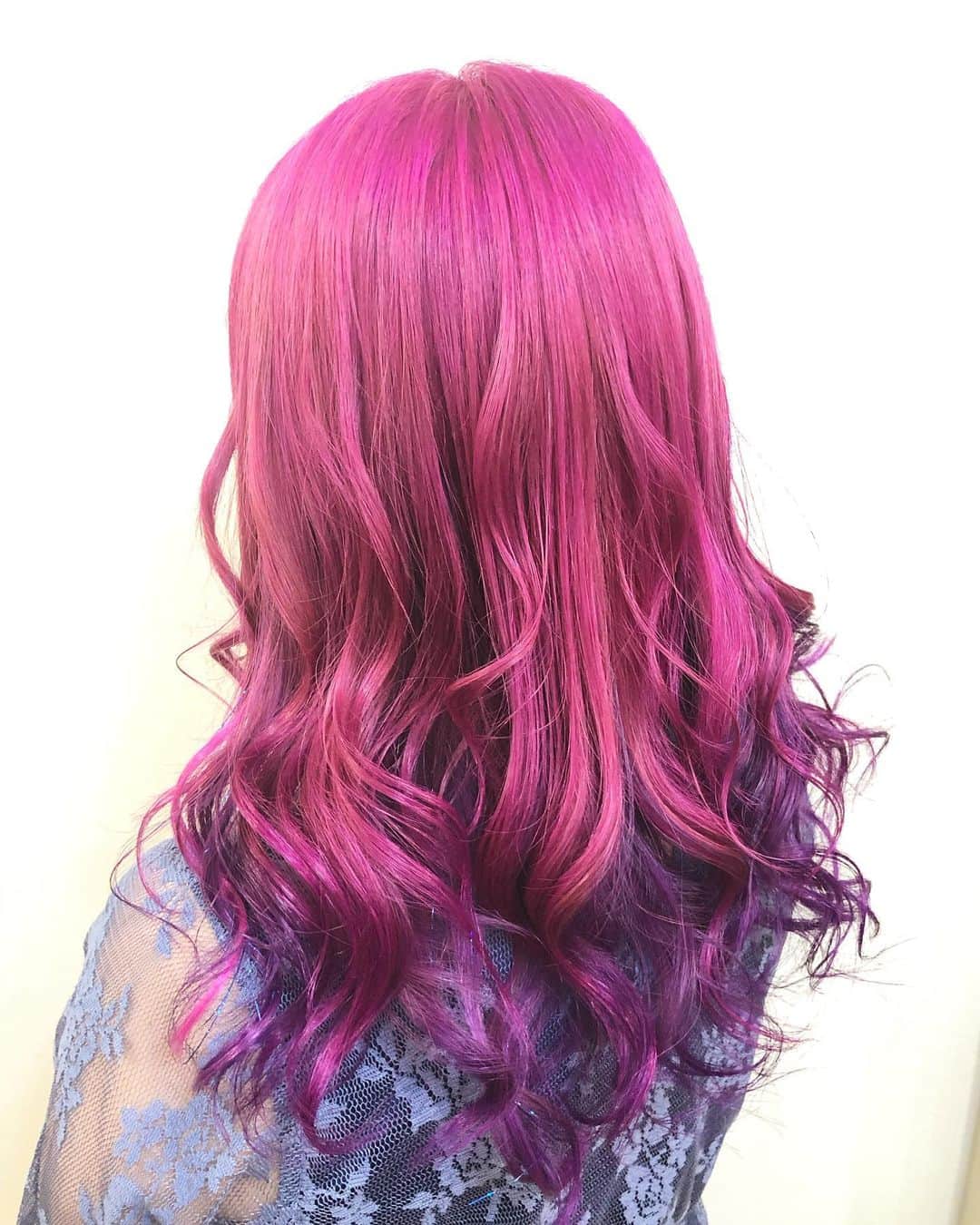 salon PRATiNO(サロンプラチノ)のインスタグラム：「. 💜💗ピンク×ムラサキの原色ヘア💗💜. . 上はピンク、 インナーはパープルの同系色の組み合わせ‼️ インナーカラーと表面の色も原色をいれたら、 こんなにもキレイな発色の グラデカラーにも見えます💓💓 ピンクとパープルの組み合わせは同系色でも、 お互いの存在を際立たせるので、 こんなにも可愛く仕上がります‼️ カラーの組み合わせは無限🌈🌈 好きな色を組み合わせて 自分だけのヘアスタイル作っちゃいましょう❣️ . . 【CLAVIS PRATINO】 ◇月曜日～土曜日 11:00～20:00 ◇日曜日 11:00～18:00 ※定休日なし ※時間外はお問い合わせください。 愛知県名古屋市中区錦3-4-19石垣ビル７Ｆ ☎︎052-962-7017 . #hairstyle #hair #cornrow #braids #clavispratino #spiralperm #pratino #hairsalon #nagoya #haircolor #love #派手髪 #外国人風カラー #バレイヤージュ #グラデーション #pink#ピンクカラー #特殊ヘア #ブラックヘア #美容室 #ヘアサロン #ヘアスタイル #ヘアカラー #クラビスプラチノ #名古屋 #栄 #錦」