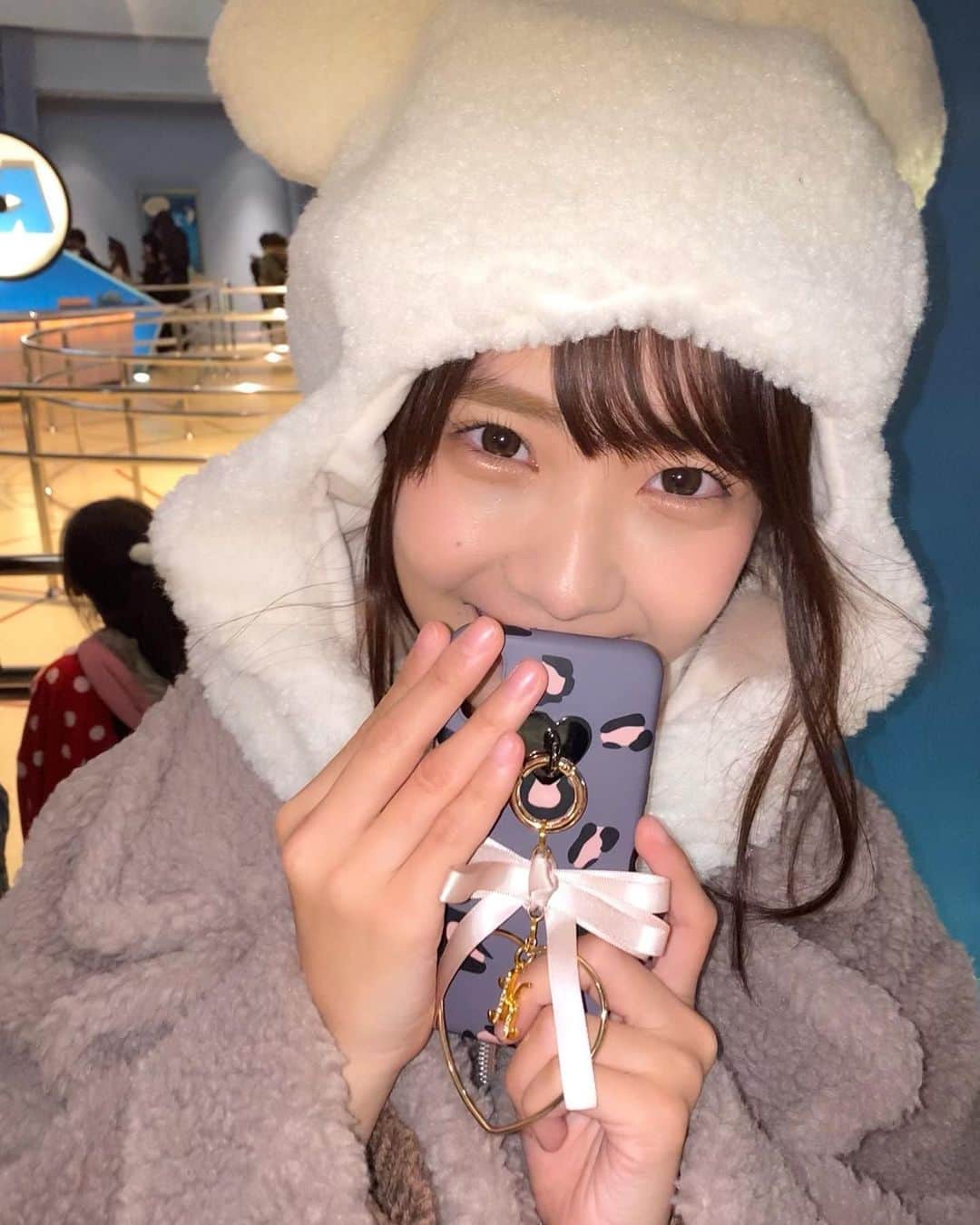 天羽希純のインスタグラム：「彼女感.......♡？ * * * * *  RAKUTEN SUPER SALE開催中！ MAX50%OFF！  12/420:00〜 12/11 1:59 まで！ @alamain2018 プロフィールのURLからご覧になれます。  #alamain #iPhoneケース #iPhonecase #ハンドメイド #ハンドメイド作品 #ハンドメイド作家 #ハンドメイド雑貨#プチプラ#韓国ファッション#ファッション#プレゼント #クリスマスディズニー #ディズニーランド #ディズニーコーデ」