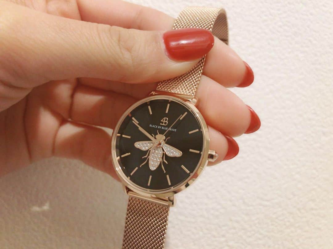 副島美咲さんのインスタグラム写真 - (副島美咲Instagram)「新たに手に入れた腕時計がどっちゃどちゃに可愛い🥺✨ . リララとおそろー♡ . 最近ブレスレットの代わりにもっぱら腕時計だなぁ(´･ω･`)❤️ . 4Bさんの時計はお上品でシンプルだけどカラフルで可愛い✨ . クーポンコード 【misaki051019】 使用で10%OFFになるよ☆ (クーポン使用期限は本日より1年間) .  #4bwatches#腕時計 #時計 #BLACKBYBLUEBRAVE」12月4日 22時15分 - misaki051019