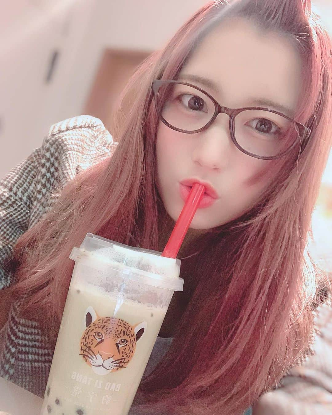 美羽えりさんのインスタグラム写真 - (美羽えりInstagram)「#池袋 の #タピオカ 屋さん #豹字堂 🐆 #ヒョウジドウ に はじめて行ってみた〜！！ . 大きな豹のお口から 商品を渡されるインパクトがすごい〜！笑 . 思わず写真を撮ってもらいました🐆笑 #japan #tokyo #ikebukuro  #japanesegirl #selfie  #タピ活 #派手髪 #赤髪 #でこ出し #眼鏡 #自撮り #アイドル #モデル #お姉さん . でももう行かないかな🤭笑」12月4日 22時09分 - erimihane02