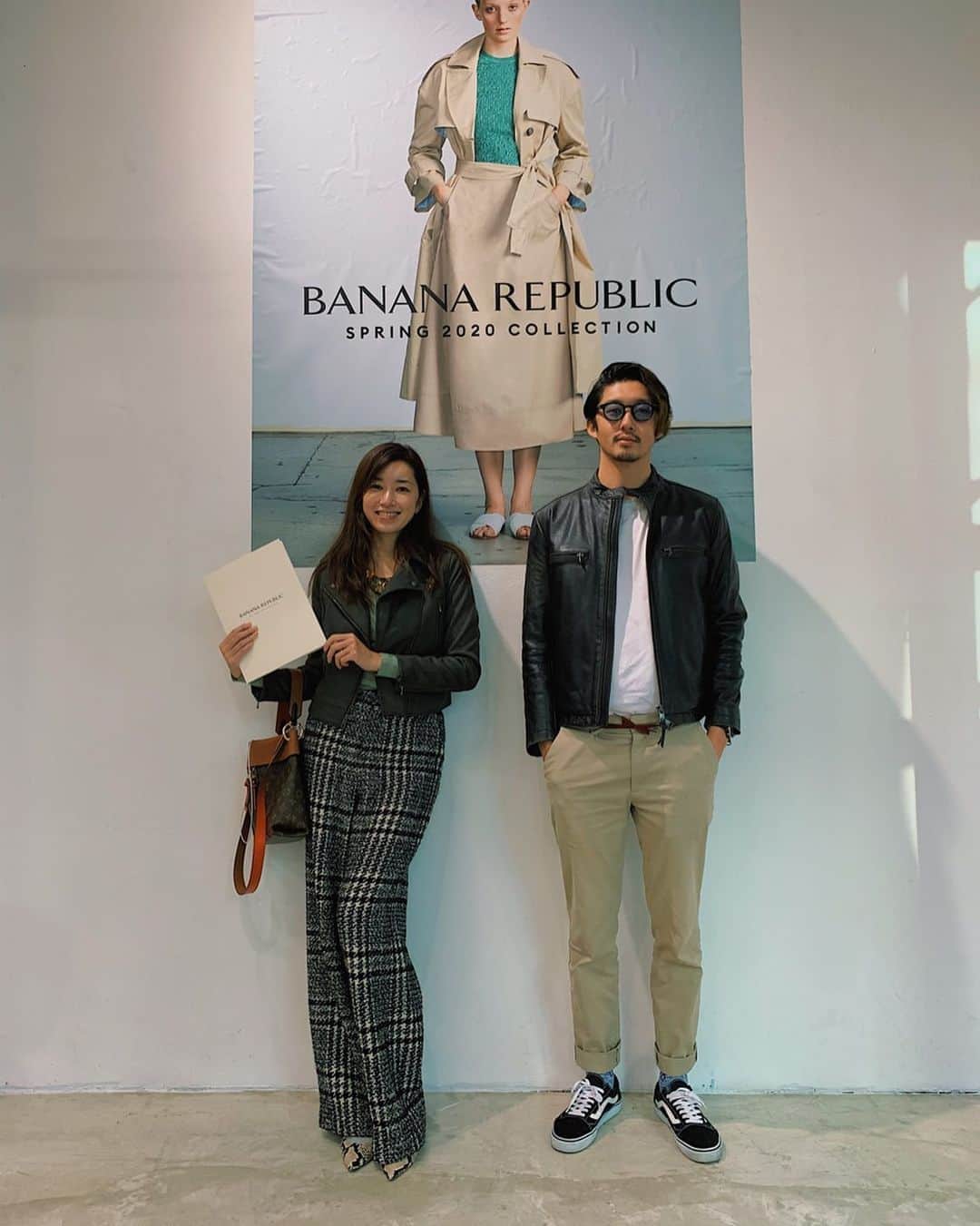 柴田翔平のインスタグラム：「仁香とお揃いで　@bananarepublic_jp のレザージャケットを着て @bananarepublic_jp 2020SSの展示会に行ってきたよー！！ 今日履いてるチノパンもパナリパなんだけどこれは本当に！！！オススメ！！ チノパンなのに撥水最強で機能性抜群だからカメラマンの仕事の時も常にコレ！！ 気に入り過ぎて色違い2本追加しちゃった！！ @danielyoneta が勧めてただけあるわ！笑😂 @nonon_83  @makikumi いつもありがとうー😊」