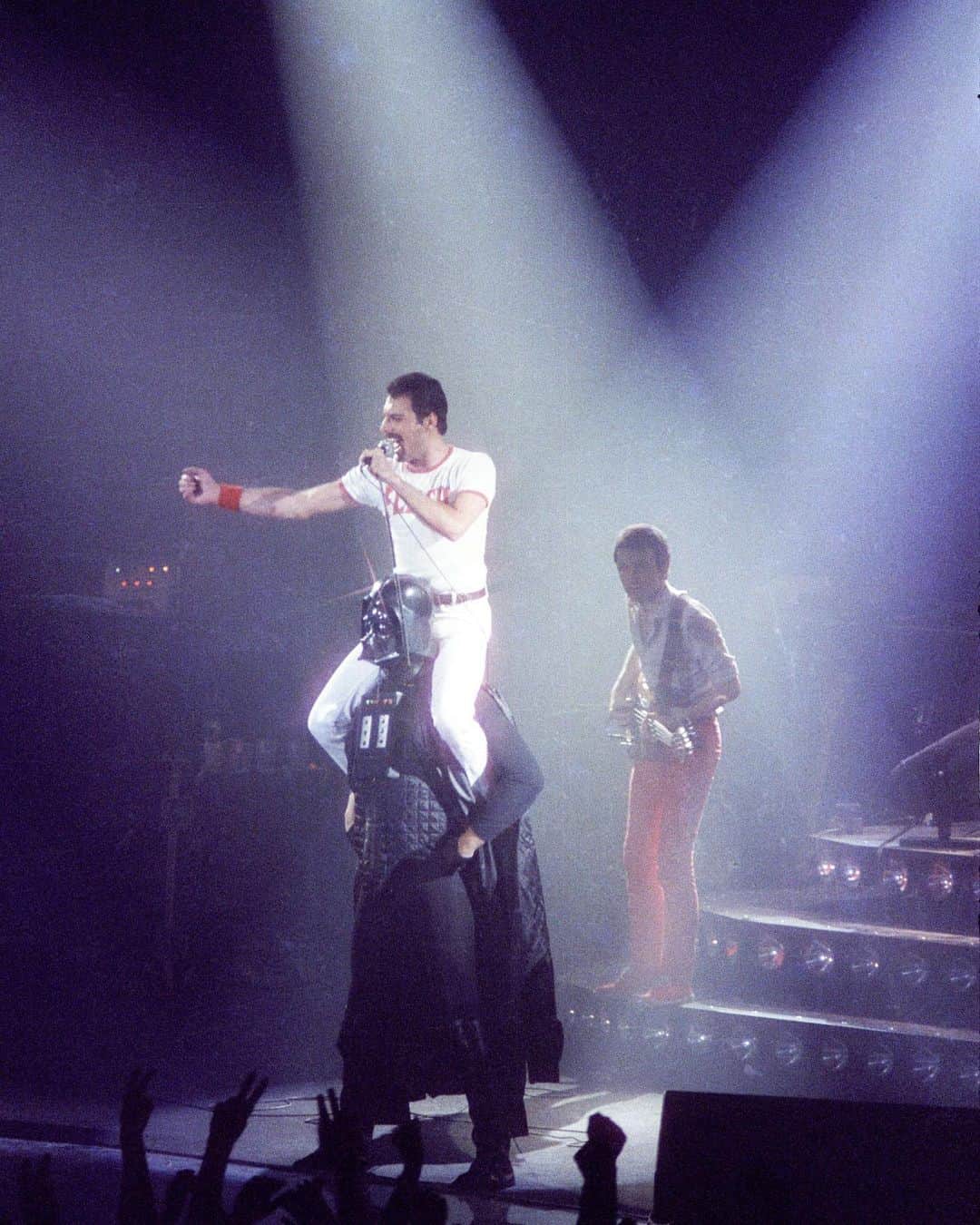 パット・マグラスさんのインスタグラム写真 - (パット・マグラスInstagram)「VADER ON PLANET MERCURY ⚡️⚡️⚡️ Freddie Mercury rides on Darth Vader’s shoulders while Queen performs at Wembley Arena in London, 1980 ⚡️⚡️⚡️ #patmcgrathlabs #inspiration」12月4日 22時12分 - patmcgrathreal