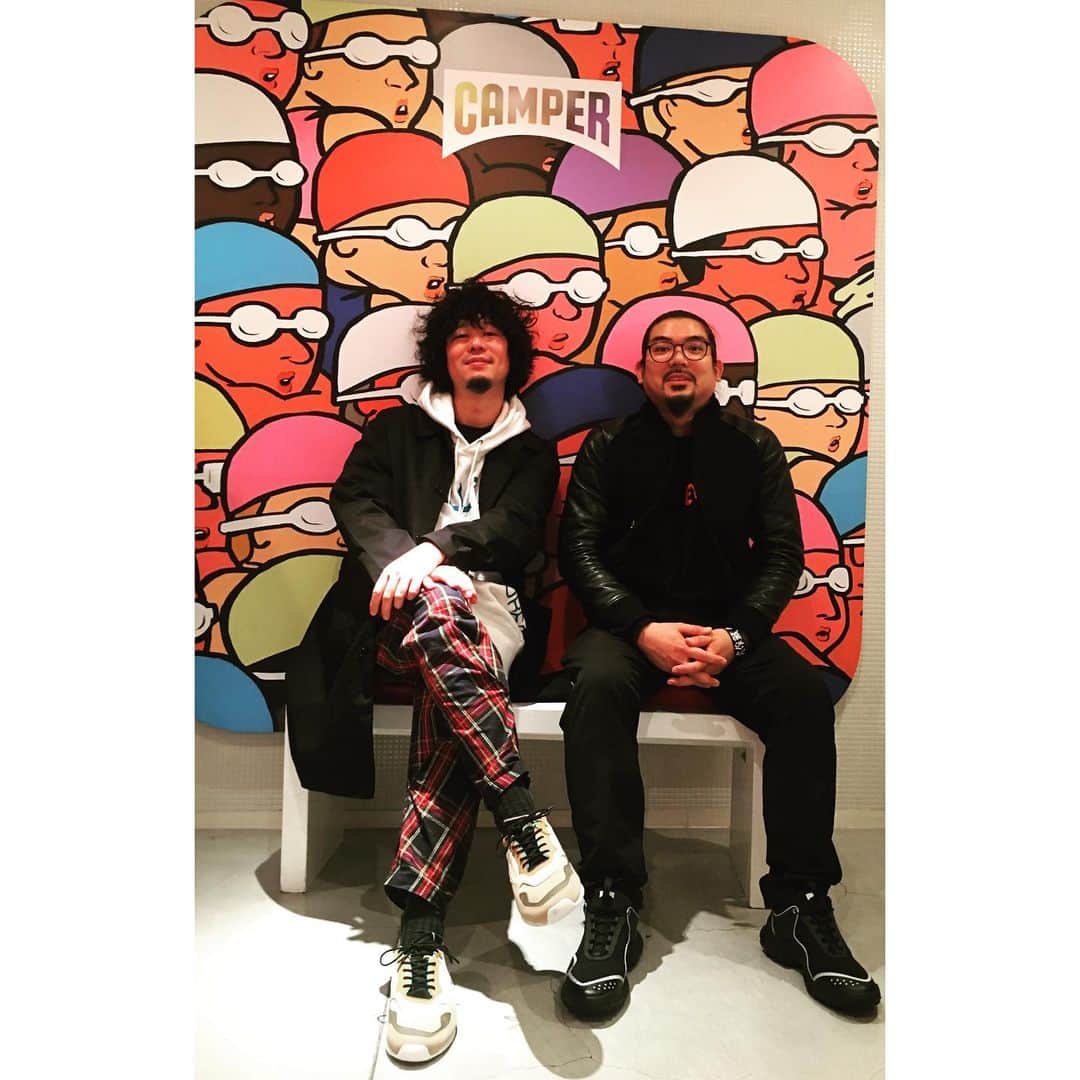 のインスタグラム：「久しぶりに誠治くんと2人行動をした。  まずCamperの展示会へ行ってきました。 相変わらず素敵な靴ばかりでウキウキした。 写真の靴めっちゃかわいい。  そしてその後渋谷パルコへ。 AKIRA展へ行ってきました。 地下の展示も含めて素晴らしかったです。 Photo by 誠治くん。  テレフォンズZeppワンマンが近づいてきた。 ぶちかましますのでよろしくお願いします。  @camper_japan  @seiji_not_ramen_matumoto  @seijimatumoto  #輝とAKIRA #さーせん」
