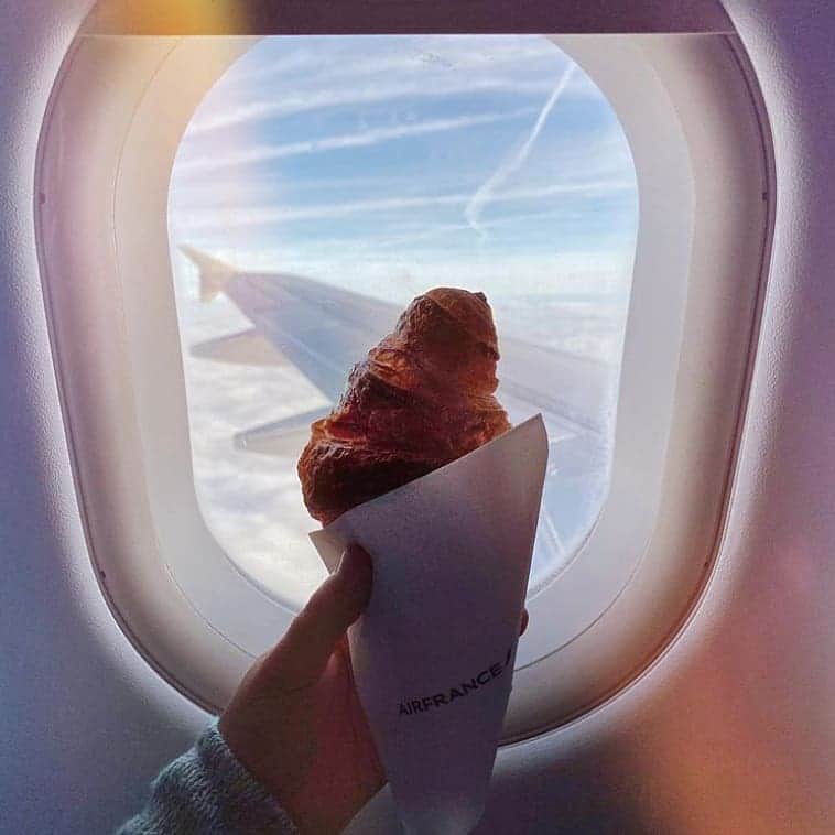 エールフランスのインスタグラム：「(French) Breakfast with a view, on all our flights. Petit déjeuner avec vue, sur tous nos vols.  Un instant de plaisir, par @mindfulolive  #AirFrance #Franceisintheair」