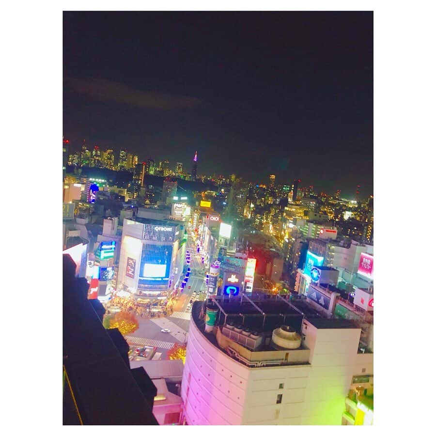 日向カンナさんのインスタグラム写真 - (日向カンナInstagram)「明日new❗️openの東京プラザ渋谷店に、一足早くお邪魔してきました😊✨✨ ・ 17階からの渋谷の景色が、こんなにゆったり観れるっていいですね〜🌃 今は、クリスマス仕様でイルミネーションもやってて、1人で夜風に当たりながら素敵な空間を楽しめました✨✨ ・ 内装も本当綺麗でしたね〜☺️✨ 生前のハチ公に会えたり、ペッパーくんに接客してもらえたり、落ち着く大人の空間に遊びもあって、楽しかったです🌷 ・ 仕事終わりにまったり出来ました☺️ のほほ〜ん♪ ・ #東急プラザ渋谷 #tokyuplazashibuya #まったり #イルミネーション #渋谷 #渋谷カフェ #1人カフェ #夜景 #ハチ公 #綺麗 #ペッパーくん #クリスマス #タピオカ #ワクワク #仕事終わり #一息 #プレオープン #ありがとうございました」12月4日 22時42分 - kanna_hinata