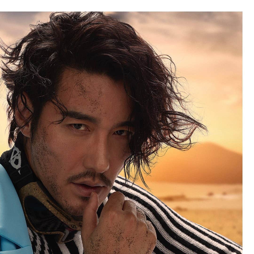 フー・ビンのインスタグラム：「This is my favorite photo of the entire photoshoot. I really like the combination of those colours and patterns which I think is a great way of combining classic and new.  #hubing #mensunotw #cover #photoshoot #desert #loneranger #hoii #corum #versace #후빙#胡兵 #フービン #胡兵时尚观点 #胡兵全球Go  #fashiontrip #fashion#fashionicon #fashionindustry#gentlemen #chinesegentlemen #actor #chineseactor #chinesemodel#asianactor #style #styleman#menswear #mensstreetstyle」