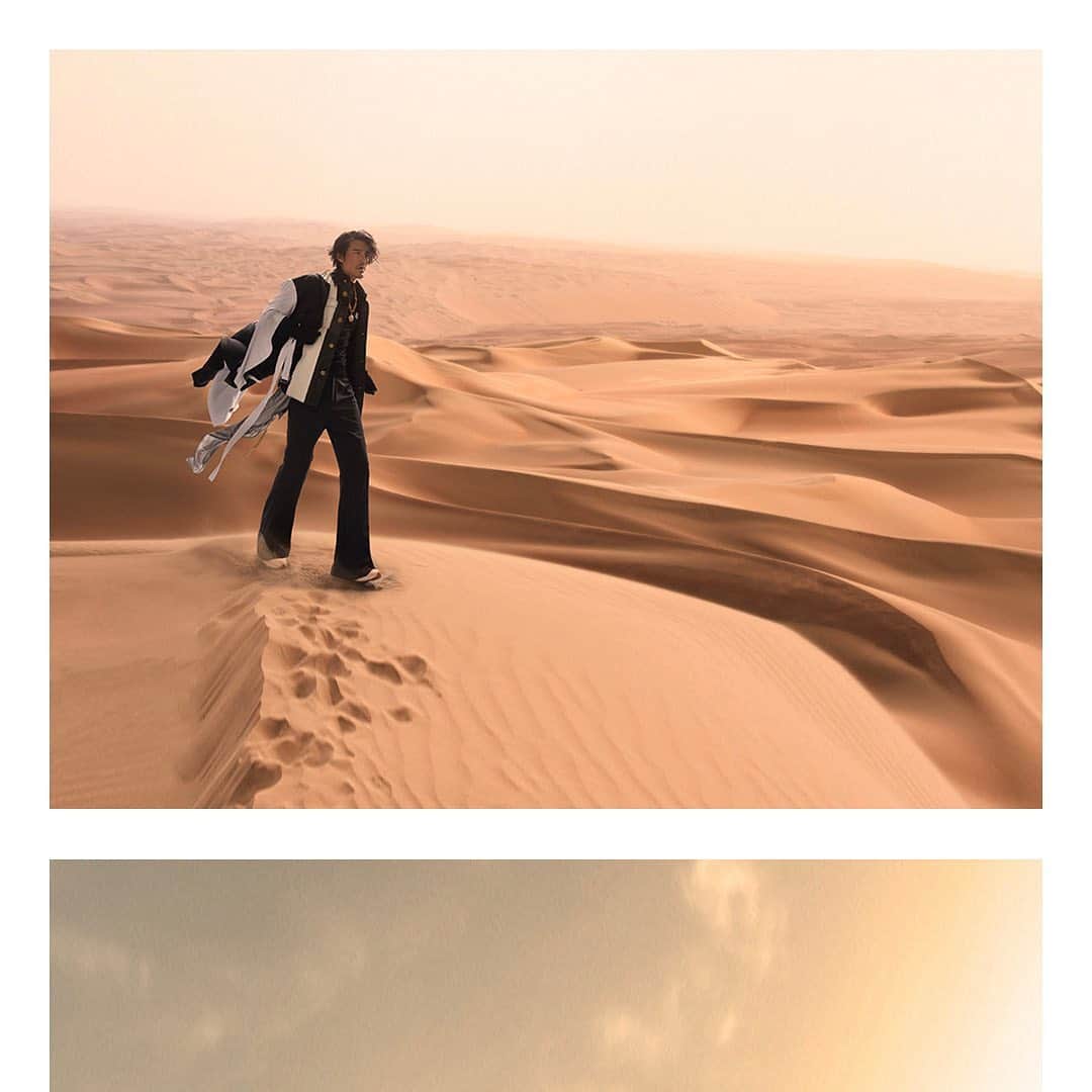 フー・ビンのインスタグラム：「Walking up and down on the desert dunes like a “Lone Ranger” has always been on my to-do list. Sometimes you really need to be alone and pace yourself on those unpredictable paths, perhaps you will find your true self along the way.  #hubing #mensunotw #cover #photoshoot #desert #loneranger #hoii #versace #후빙#胡兵 #フービン #胡兵时尚观点 #胡兵全球Go  #fashiontrip #fashion#fashionicon #fashionindustry#gentlemen #chinesegentlemen #actor #chineseactor #chinesemodel#asianactor #style #styleman#menswear #mensstyle」