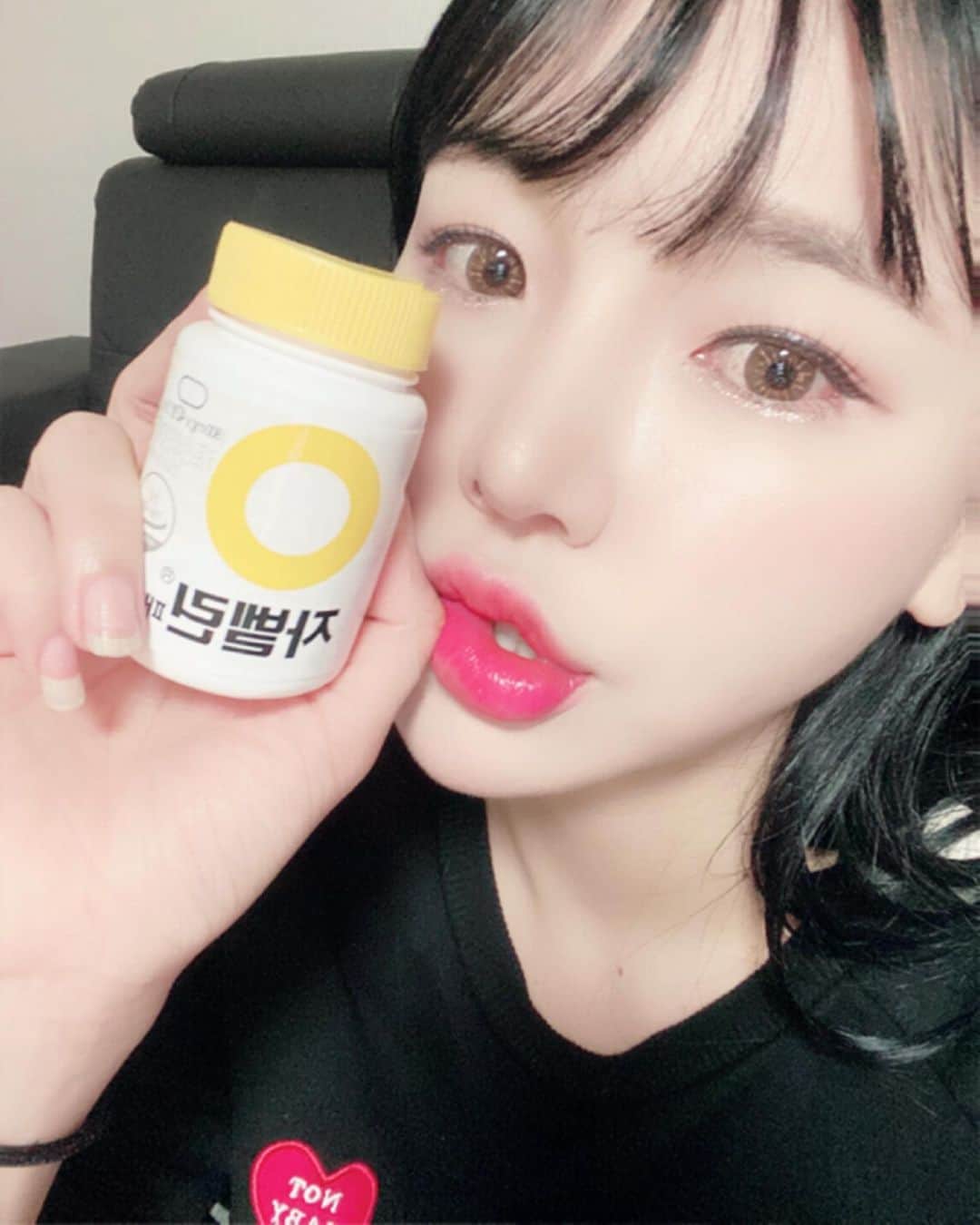 hyeriのインスタグラム：「기름진음식먹기전에 자벨린을 먹어야 안심된다이젠...초초초!!!강력기름흡착제!!!이놈의 살!!! 365일 다이어트..연말에 다들 살찌기전에 자벨린 섭취하고 편히드시길! 👍👍👍👍👍👍👍👍 #칼로링컷팅제자벨린#칼로리컷팅제#칼로리커트#칼로리컷팅#지방컷팅제#삼겹살파티#치킨스타그램#삼겹살#치킨#치느님#양념치킨#후라이드#치킨은사랑입니다#야식#맛저#배불러#먹스타#먹방스타그램#맛집#기름흡수차단제#지방흡수차단제#키토산#키토산다이어트#제니칼#올리스타트#아가리어터#유지어터#기트리닷컴#다이어트#다이어트효과」