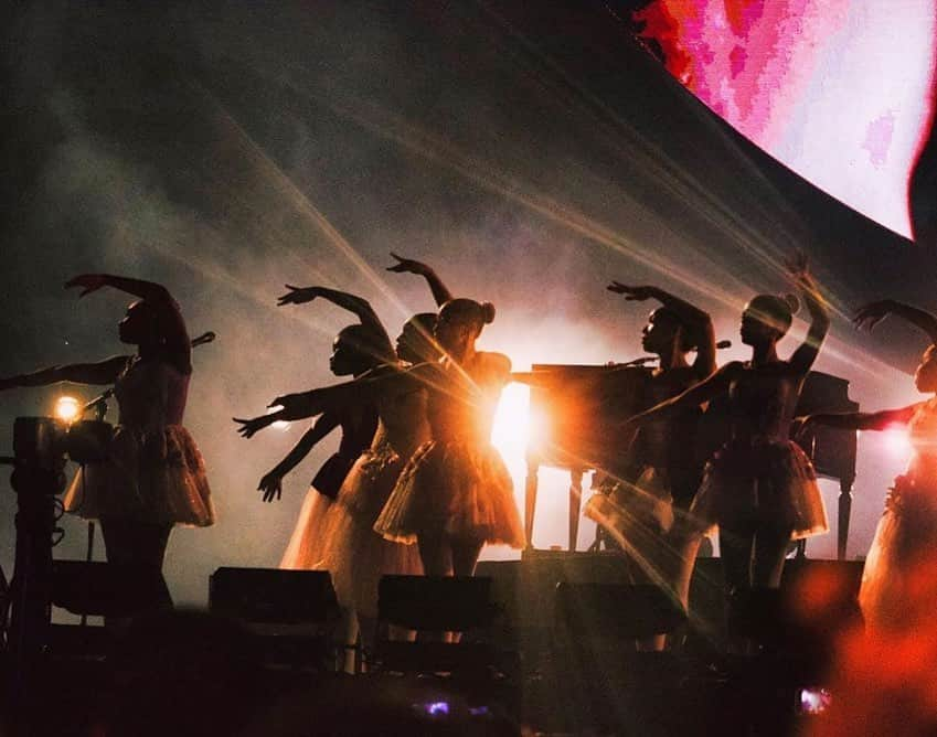 ショーン・メンデスさんのインスタグラム写真 - (ショーン・メンデスInstagram)「Had 7 magical young ladies come on stage to perform a dance to a piece of music I wrote last night... felt so much love and strength from you RIO. Brazil you are strong people & I love and admire you! ❤️ eu te amo」12月4日 22時38分 - shawnmendes