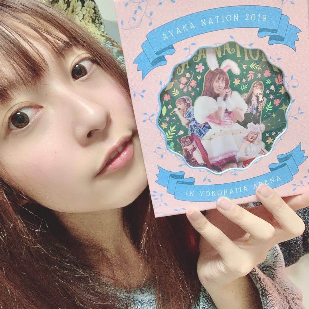 のインスタグラム：「#AYAKANATION2019 . 楽しみにしてた早めのクリスマスプレゼント！ あー！うれしいな！！！観るの楽しみだな！ あーりんの可愛いも綺麗もおてんばも ぜーんぶ詰まってる！ライブ思い出すなあ 全く飽きない構成、MC力、何もかもが すばらしかった！プロデュース力が桁違い。 あーりんがプロデュースするアイドルちゃんの活動も楽しみ！ . #ももクロ #ももいろクローバーZ  #佐々木彩夏 #あーりん」