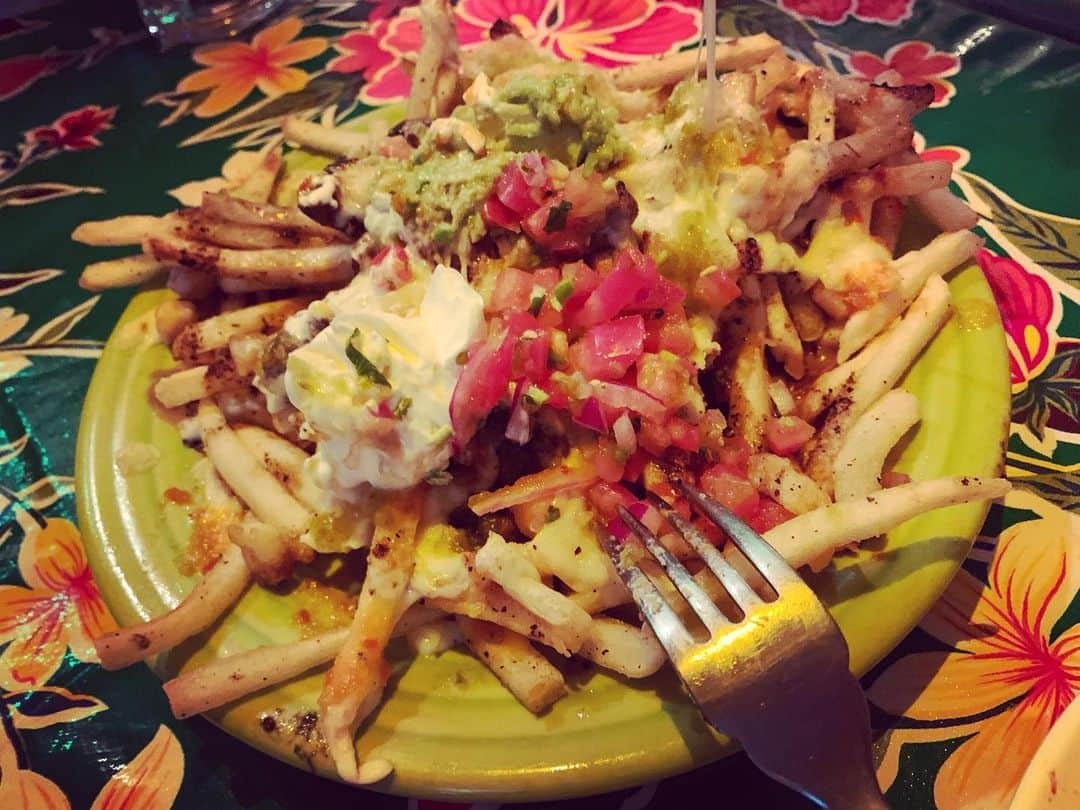 神谷洵平さんのインスタグラム写真 - (神谷洵平Instagram)「TEXMEX🌮 ‪ チャムパリハーサル帰りにみんなでメキシカンパーティーしましたー。‬ ‪間違いなく今まで日本で食べたメキシカンで1番でした。‬ ‪また行きたいです🇲🇽‬ ‪テーブルクロスが派手すぎて、料理との境目があまりわかりません。‬」12月4日 22時50分 - junpeikamiya