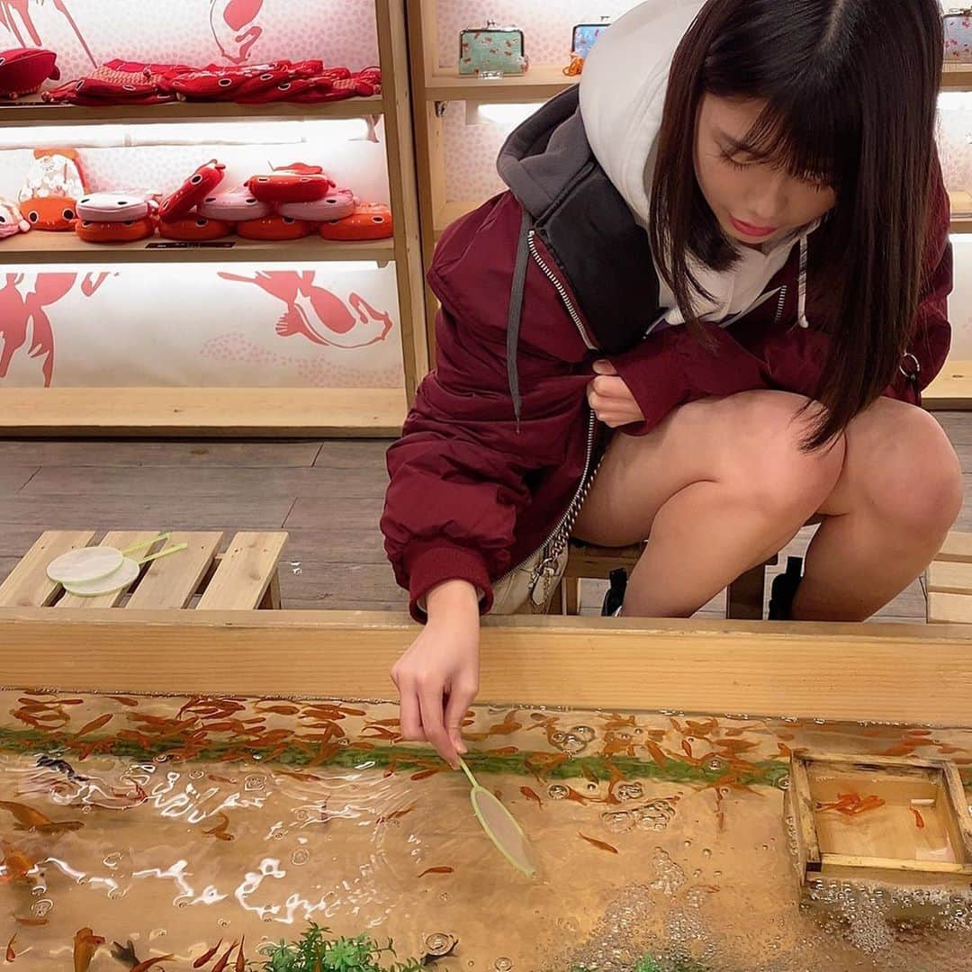 千葉恵里さんのインスタグラム写真 - (千葉恵里Instagram)「浅草行きました✨ ・ 花月堂のメロンパン最高すぎた!! できたてやばい〜🤍 一生食べたい(^o^) ・ ・ #浅草メロンパン #花月堂 #メロンソーダ #浅草 #きんぎょ #金魚すくい #雷門」12月4日 22時46分 - eriierii_1027