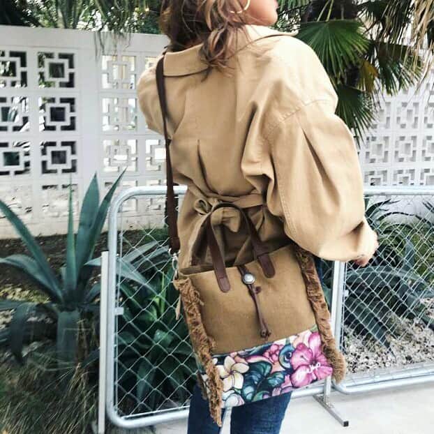 ラレイアのインスタグラム：「🌴 楽天スーパーSALE開催中です！ 今ならお得なクーポンに人気のポイント20倍も開催中😍🧡 ・ 好評のColleen Wilcoxハレイワヴィンテージシリーズに待望の第2弾！ デイリーに使いやすいバッグシリーズ入荷しました👏 ・ ぜひこの機会にCheckしてみてください😊🌺 ・ ・ @laleia_official  @colleenwilcoxgallery_jp  #colleenwilcox#art#hawaii#aloha#surf#beach#laleia#ハワイ#フォトジェニック#インスタ映え#インスタ女子#アロハ#ビーチ#海を感じる雑貨#ラレイア#アート#ビーチガール#サーフスタイル#大人カジュアル#冬#冬コーデ#冬バッグ#楽天#コリーンウィルコックス」