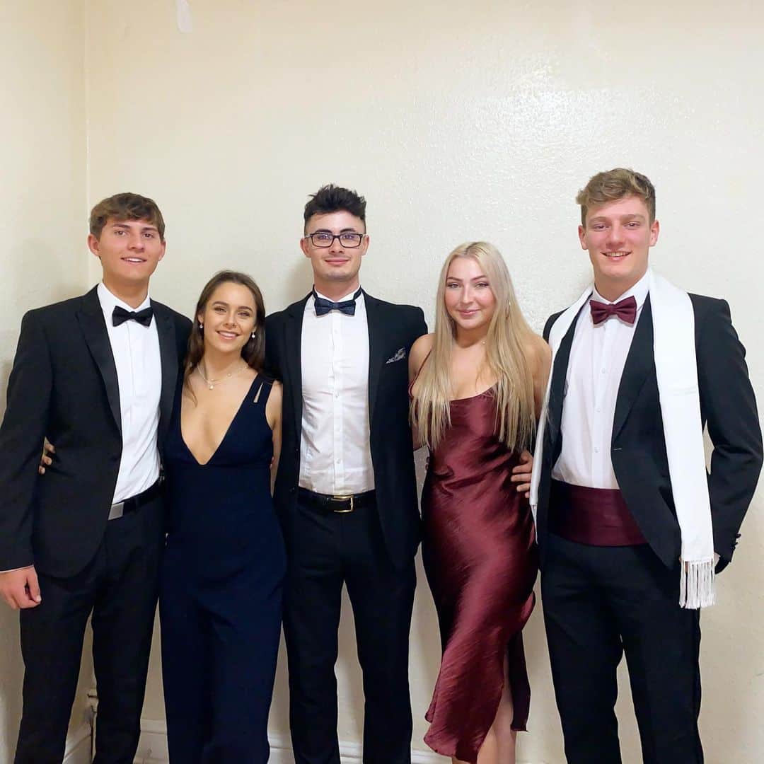 キャサリン・ライオンズのインスタグラム：「The best guys and girls around 💜  #EngineeringChristmasBall」