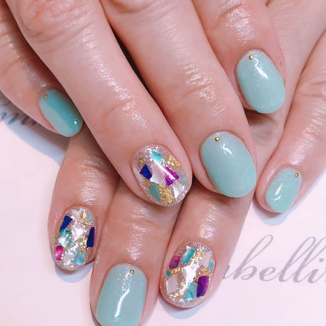 ネイルサロンEmbellir横浜店さんのインスタグラム写真 - (ネイルサロンEmbellir横浜店Instagram)「💅 . . カラフルシェルネイル . . 水色のワンカラーネイル♪ ランダムでカラーのシェル、金箔をのせました(^▽^)/ . . ☆ご予約はお電話または、ホットペッパーにて☆ . . アカウントをクリックするとホットペッパーのURLがございます！！是非アクセスしてください！！ . . #オフィスネイル #ネイルサロン #ネイルデザイン  #ネイルアート #女子力ネイル #シンプルネイル  #横浜ネイルサロン #embellir横浜　 #アンベリール  #ショートネイル #大人ネイル #トレンドネイル  #おしゃれネイル #大人女子ネイル #人気ネイル  #パラジェル #hpb_nail #ジェルネイル #💅 #ネイル好きな人と繋がりたい #横浜 #横浜ネイルサロン #冬ネイル #シェルネイル  #カラフルネイル  #金箔ネイル  #ワンカラーネイル」12月4日 22時52分 - embellir111