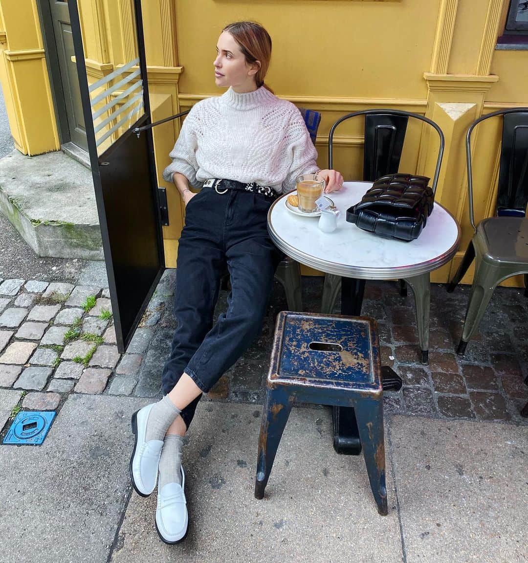 ペニーレ・タイスベックのインスタグラム：「Annonce for @mango  Drinking tea and wearing loafers..warming up for London tomorrow ☕️ #mango #mangogirls」