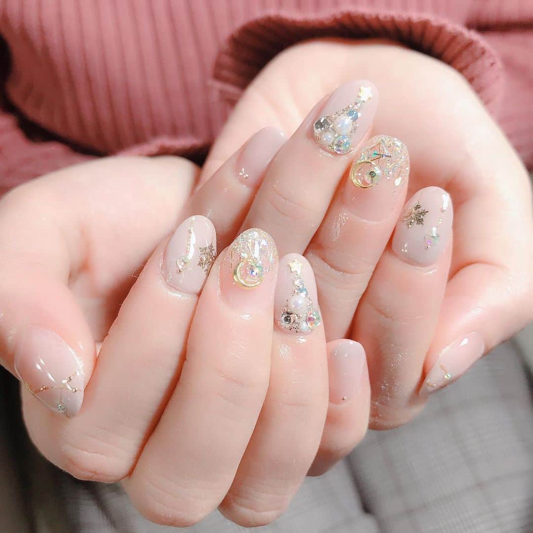 のインスタグラム：「クリスマス🎄 PREGEL ビギーシエスタ（287） PremDoll モスクの神秘（B67）、SugerAmber（704） #nail #nails #nailart #ネイル #美甲 #ネイルアート  #clou #nagel #ongle #ongles #unghia #japanesenailart #manucure #네일 #젤네일 #네일아트 #네일리스트 #japanesenails #manicurist #gelnails #أظافر #クリスマスネイル #Xmasnails #Christmasnails #Qulle #まぁむ ちゃん」