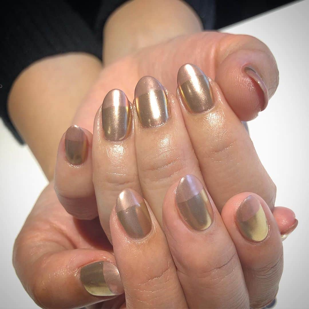 RUBY&ONYX by Kanako Miuraのインスタグラム：「マットミラー💫 ・ カラーも質感も切りかえしです💡 ・ 12/10 12:00〜,15:00〜 12/11 12:00〜,15:00〜,18:00〜  ご案内可能です🥰  そのほかのお時間もお問い合わせください💫  お子様もお隣に座れるルームや個室もございます💡 ・ ・ 🌿月額制もやってます🌿 ○プレミアム会員(ハンド&フット)¥29,800(税抜)・ ○ハンドレギュラー会員¥14,800(税抜)・ ○フットレギュラー会員¥14,800(税抜)・ ・ それぞれ全てのメニューが月に何度でもご利用頂けます。  ご予約、お問い合わせはDMまたは 0354595882 LINE ID：@ rubynail までお気軽にどうぞ💫  #daikanyama#nailsalon#nail#gelnail#rubyandonyx#handnail#mode#cool#studs#menscare#ART#winternails#メンズネイル#メンズケア#定額制ネイル#通い放題#ジェルネイル#ネイル#ノーサンディング#ショートネイル#代官山ネイルサロン#トレンドネイル#冬ネイル」
