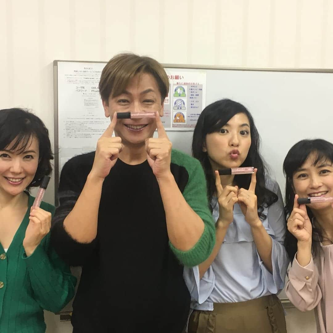 小椋ケンイチ(おぐねー)さんのインスタグラム写真 - (小椋ケンイチ(おぐねー)Instagram)「携わって10年以上❢ 番組をやらせていただいている 読売テレビ 【ビートップスでお買い物】 今年は九州、名古屋でも放送開始です✨📺 通販番組では首位を走っている番組だけにスタッフの結束もどんどん強くなってきています! 話題の素敵な商品や欲しかったあの商品まで皆さんに嬉しい価格で提供出来るように来年も頑張ります😘✨ #ビートップスでお買い物」12月4日 23時07分 - kenichi_ogura