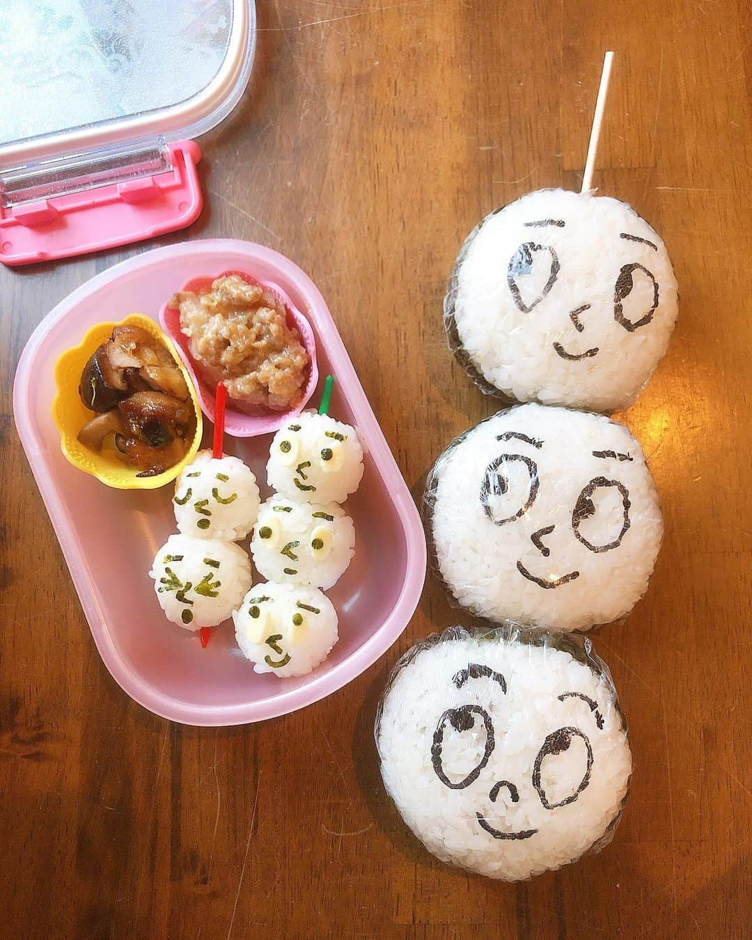 みきママさんのインスタグラム写真 - (みきママInstagram)「【だんご三兄弟弁当です！】﻿ ﻿ ﻿ ﻿ ﻿ ﻿ ﻿ 今日も晩御飯の残りを朝は詰めるだです〜😘😘😘﻿ ﻿ ﻿ ﻿ ﻿ ﻿ ﻿ ﻿ ﻿ ﻿ ﻿ ﻿ ﻿ 晩御飯は焼き鳥でした✨✨✨﻿ ﻿ だから、はる兄の塾弁は、焼き鳥のおにぎりにしました🍙🍙🍙﻿ ﻿ ﻿ ﻿ ﻿ ﻿ ﻿ ﻿ ﻿ ﻿ ﻿ ﻿ ﻿ ﻿ ﻿ 杏ちゃんはミニだんご三兄弟弁当です🍡🍡🍡﻿ ﻿ 鼻の海苔、めんどくさくて死にそうになりました😭😭😭杏ちゃん「はがいたいからごはんすくなくして。」ってさ。﻿ ﻿ ﻿ ﻿ ﻿ ﻿ ﻿ ﻿ ﻿ ﻿ ﻿ ﻿ ﻿ ﻿ ﻿ すると、杏ちゃん「おだんご、かわいい〜！」ってさ。﻿ ﻿ ミニおにぎりで食べやすいでしょ❓量はいつも通りです🤫🤫🤫﻿ ﻿ ﻿ ﻿ ﻿ ﻿ ﻿ ﻿ ﻿ ﻿ ﻿ ﻿ すると、杏ちゃん「だんご、5こいるよ。」ってさ。﻿ ﻿ だんご5兄弟、召し上がれ〜🤗🤗🤗﻿ ﻿ ﻿ ﻿ ﻿ ﻿ ﻿ #みきママ #キャラ弁 #だんご三兄弟  #塾弁 #おにぎり #onigiri  #mikimama  #obento #fnceats #foodnetwork」12月5日 10時04分 - mikimama_official