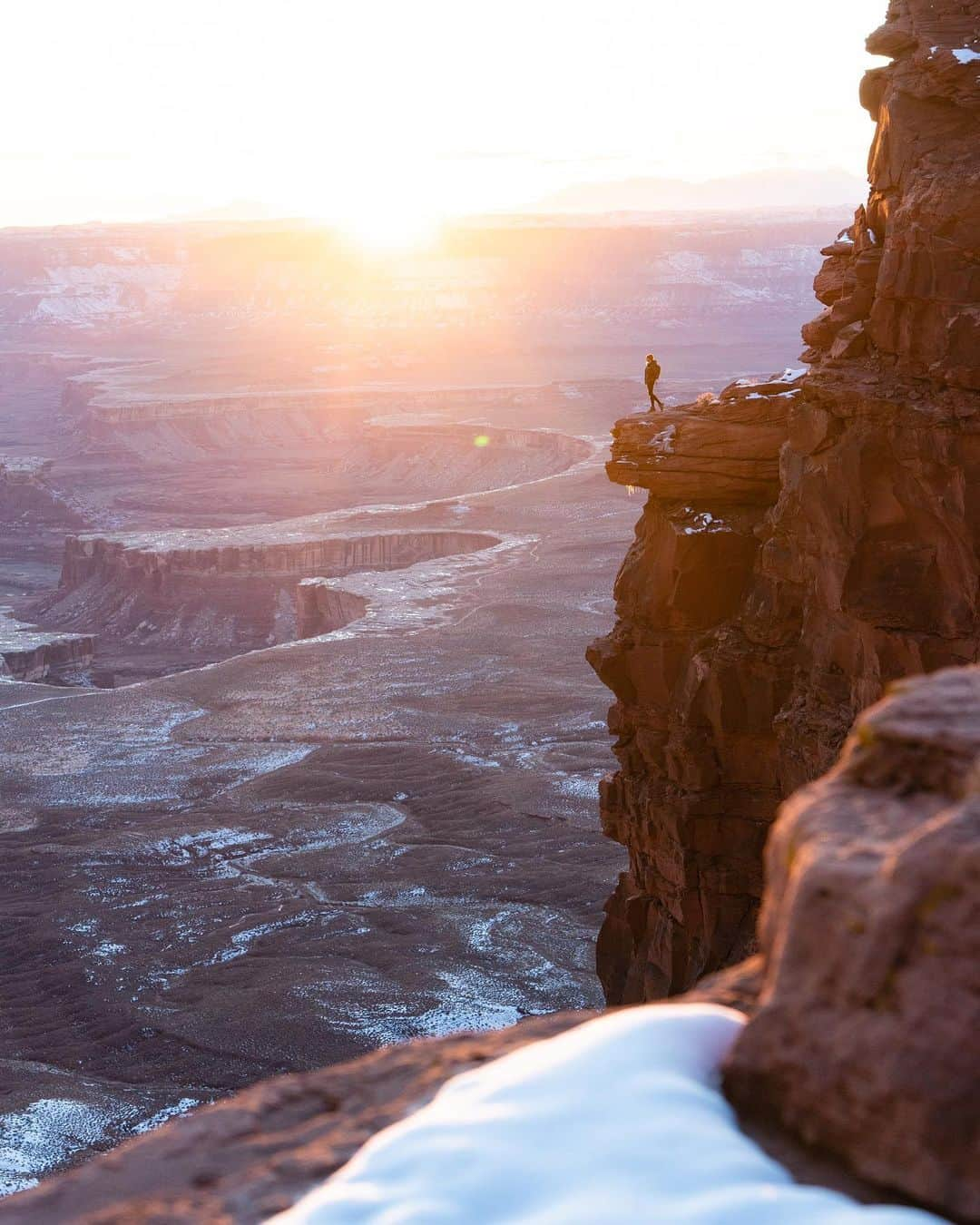 Travis Burkeさんのインスタグラム写真 - (Travis BurkeInstagram)「Soaking up the last bit of warmth before the next storm rolls through.  I’ve never seen this place with snow but I love the extra depth it adds and the way the white contrasts against the red rock.  Cold but beautiful view in Canyonlands National Park, Utah w/ @gypsealaysea.  #utah #moab #canyonlandsnps」12月5日 9時55分 - travisburkephotography